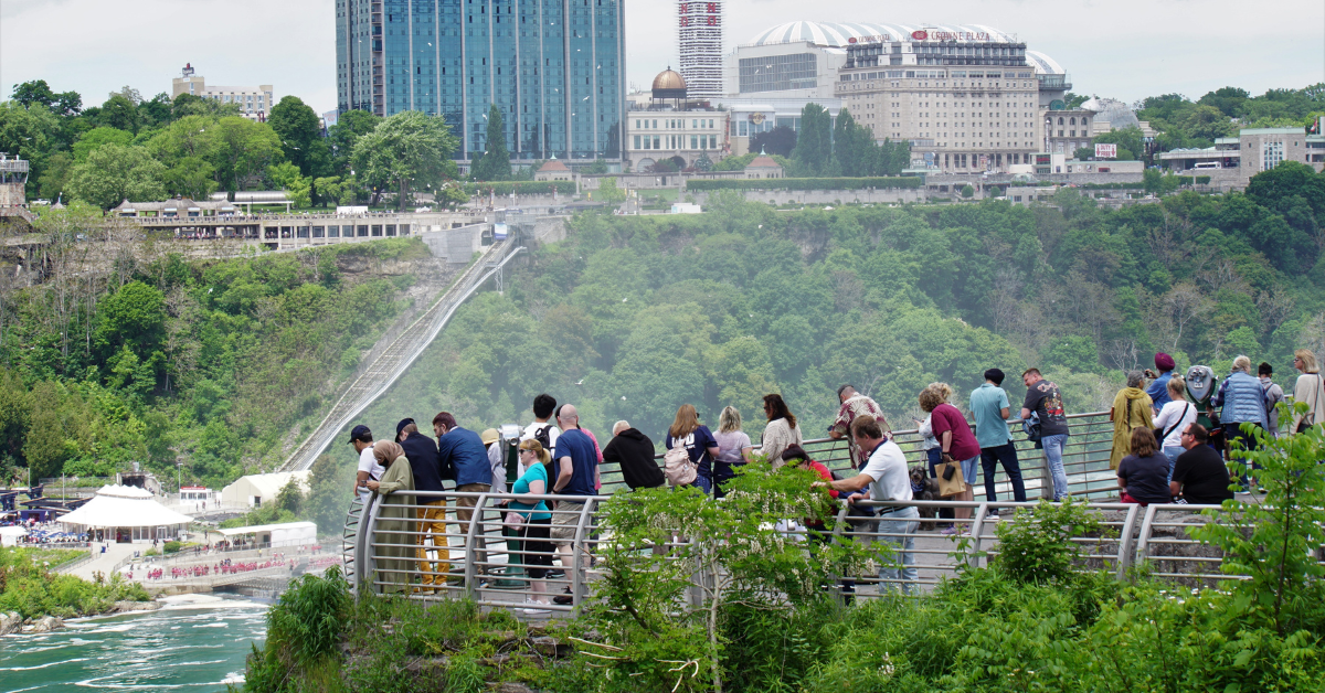 ルナ島の見事な200フィートのドロップは、ナイアガラの滝がママを検索し、2人の子供が続くと汚染されています