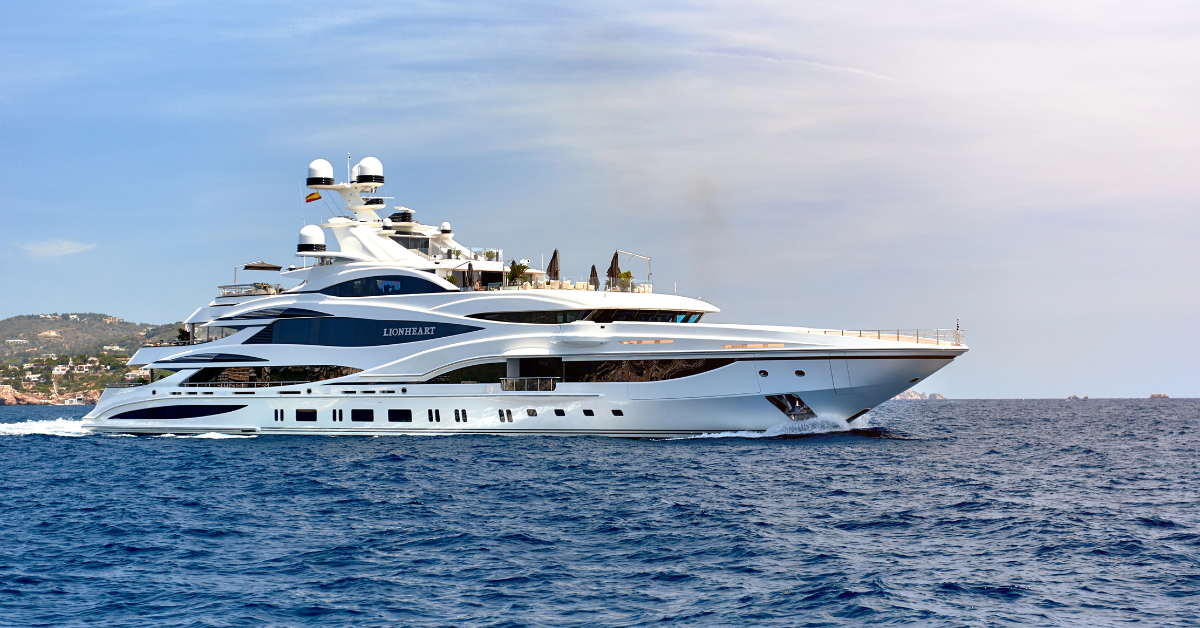 スーパーヨットの乗組員が究極の失態を作る：さりげなく300万ドル相当のアイテムを捨てる