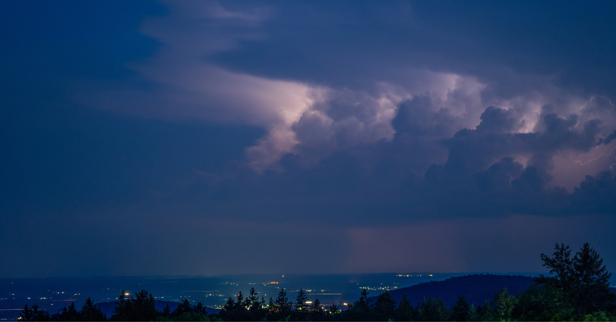 爆弾サイクロンは「空の奇妙な騒音」を作り出し、ワシントンの70万人以上が権力を持っていません