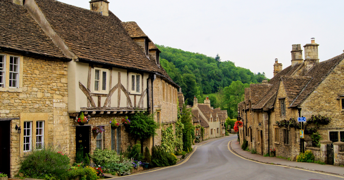 エレン・デジェネレスとポーシャ・デ・ロッシは、イングランド南西部のコッツウォルズの排他的な地区にアメリカを去っています