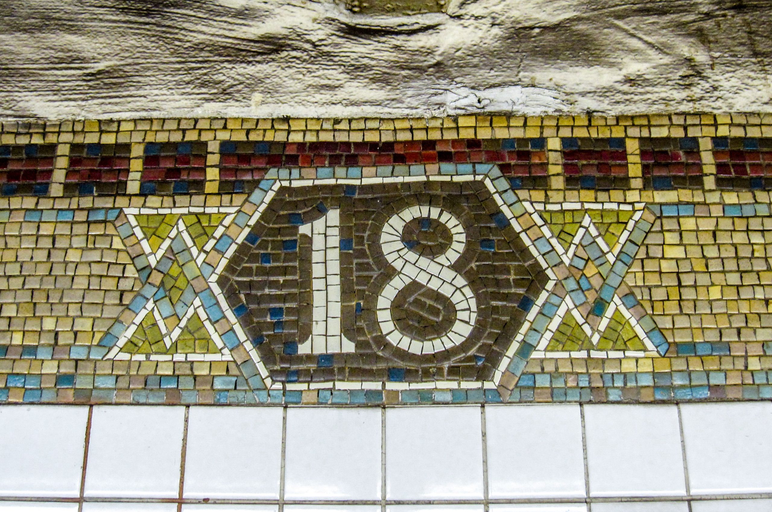 NYCには、これらの列車に乗るときにしか見ることができる秘密の放棄された地下鉄駅があります