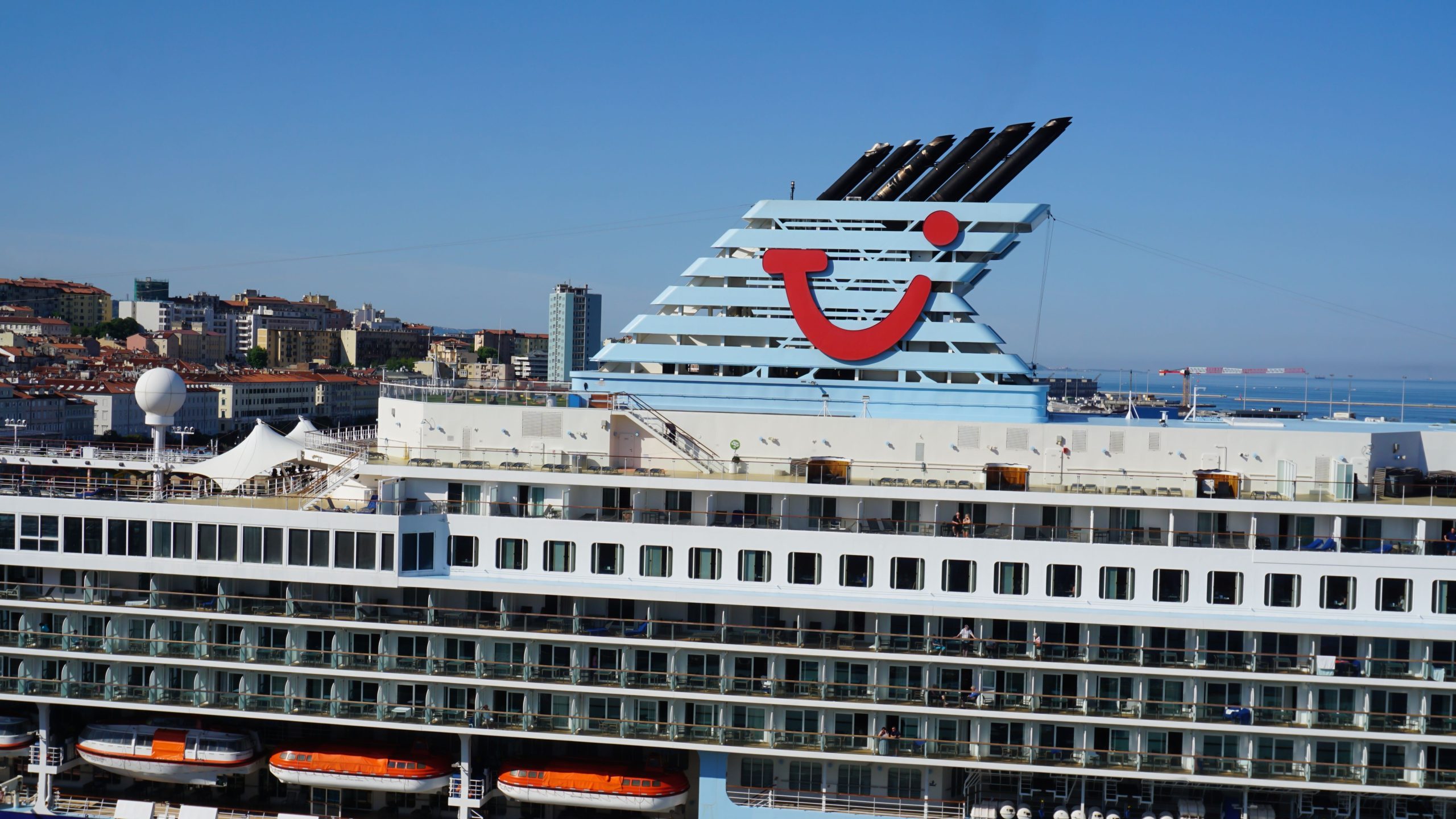 企業が配管の問題に苦労しているので、クルーズのゲストは食品廃棄物で「頭からつま先まで」を覆っています