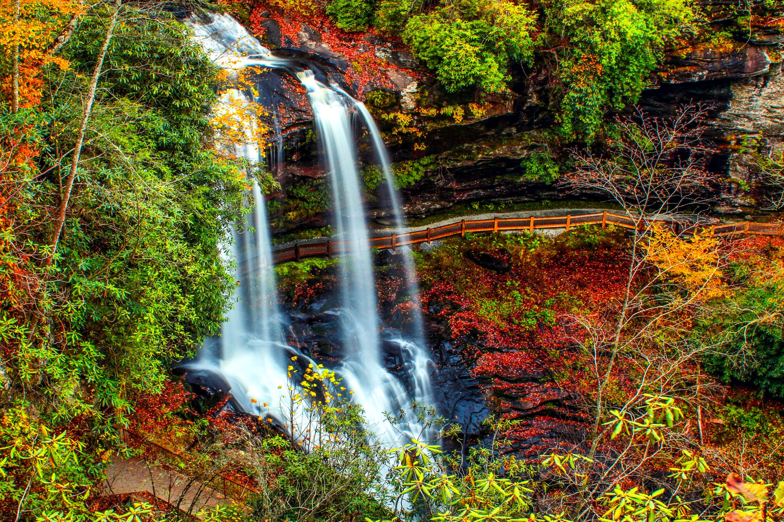 ノースカロライナ州で最も美しい滝の1つは、珍しい「舞台裏」体験を提供します