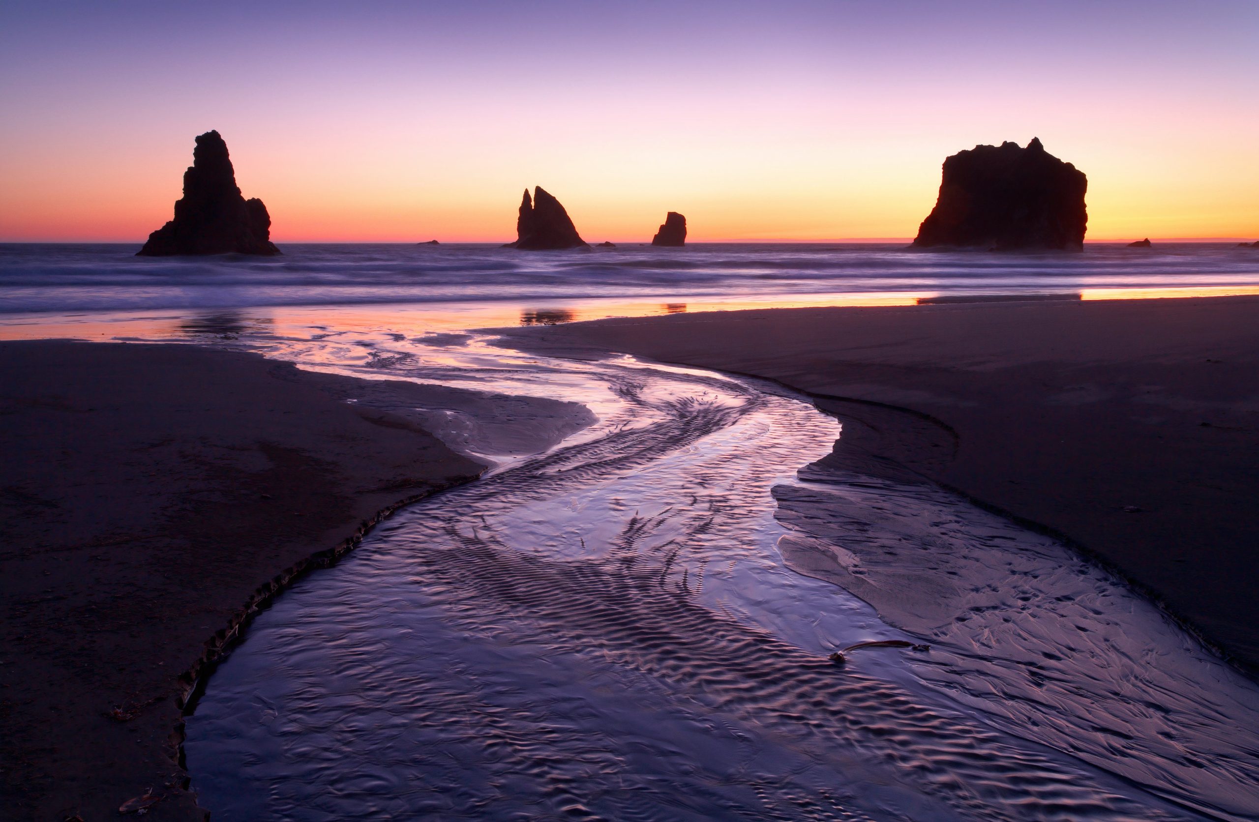 オレゴンの最も人里離れたビーチは、この有名な「秘密」の海岸線のすぐ隣に隠されています
