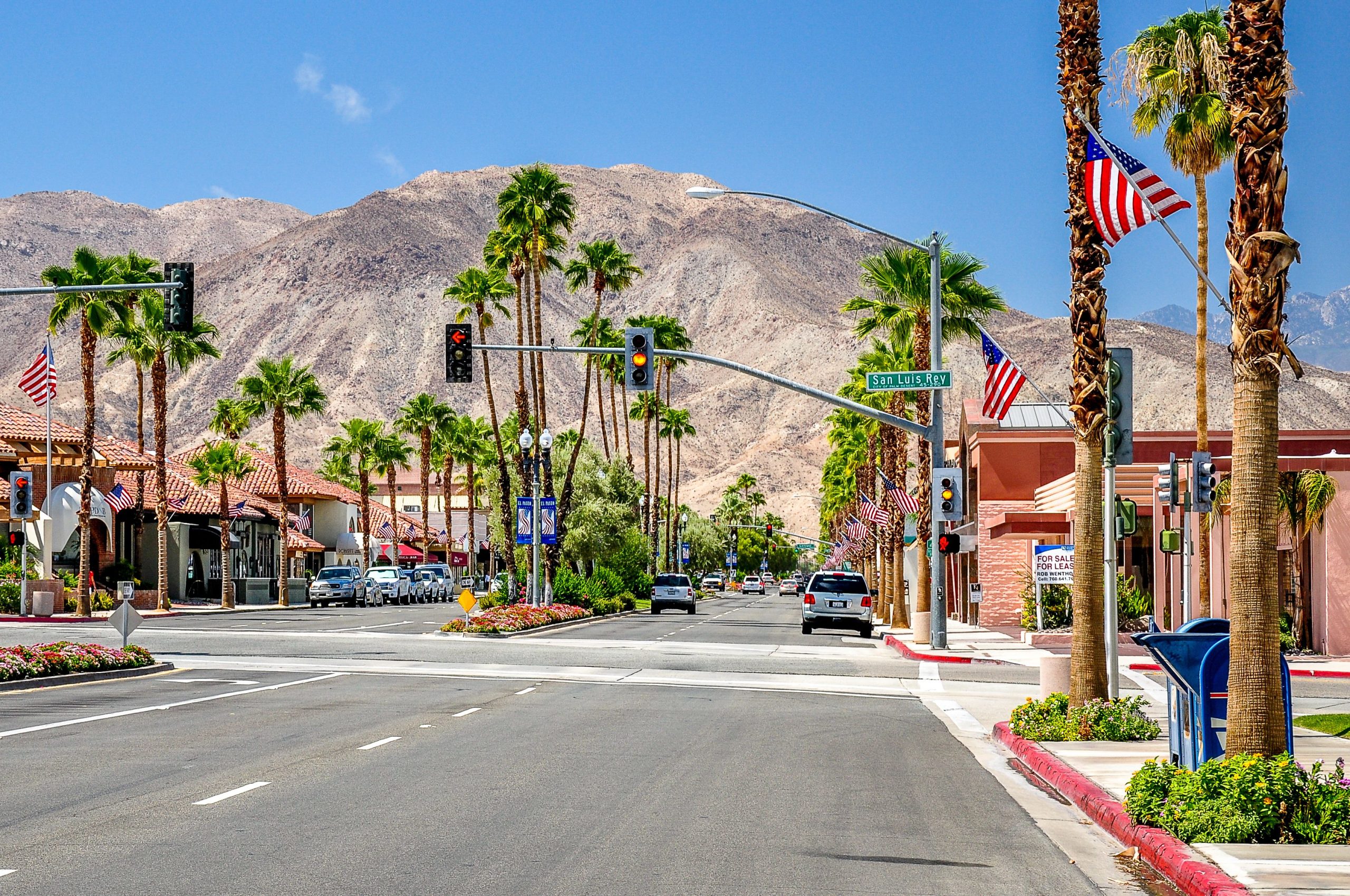 カリフォルニアの他の「ロデオドライブ」はロサンゼルスではなく、この過小評価されている砂漠の都市ではありません