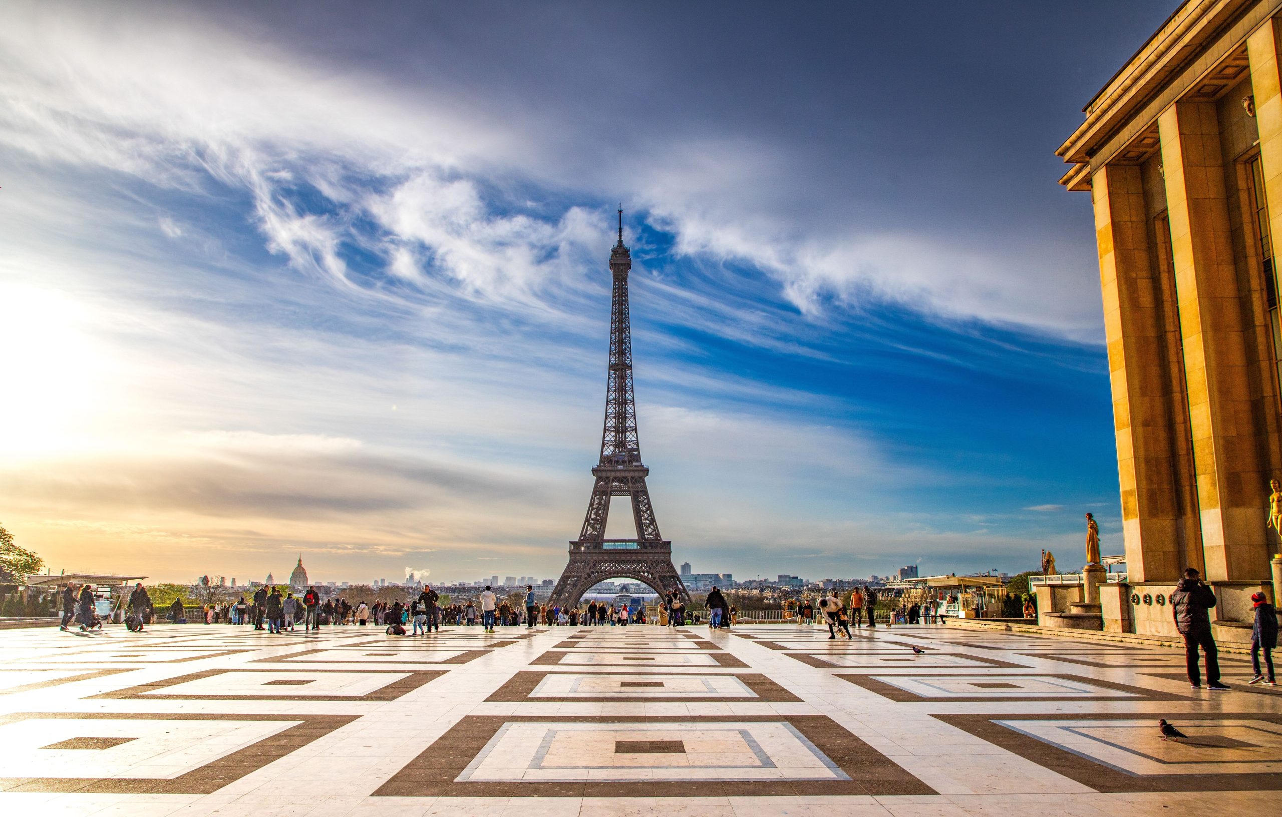 エレベーターでの火災の報告の後、1,200人の観光客がエッフェルタワーから避難しました