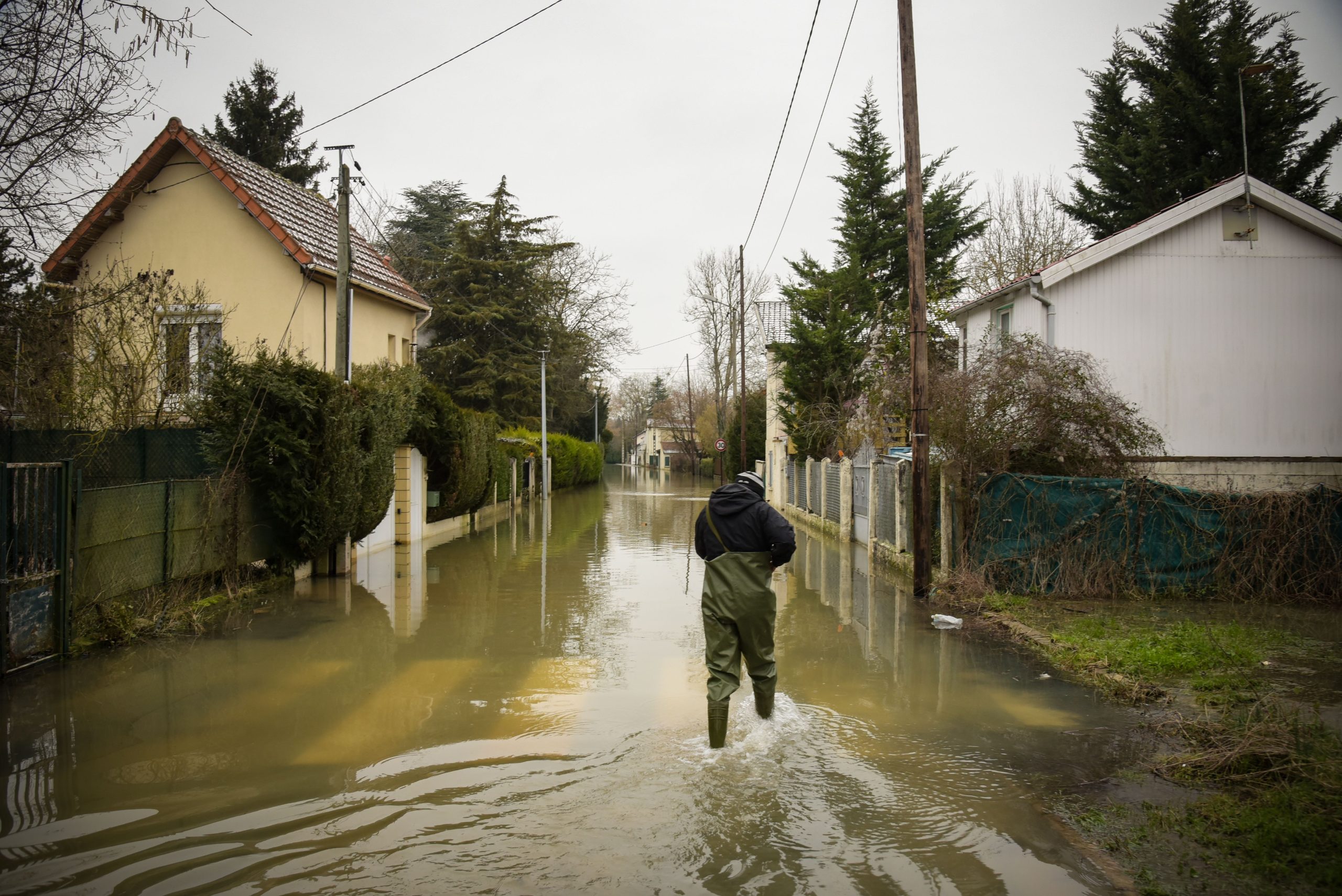 フランスは深刻な洪水のために旅行の混乱を経験しますが、旅行者は旅行を再考すべきですか？