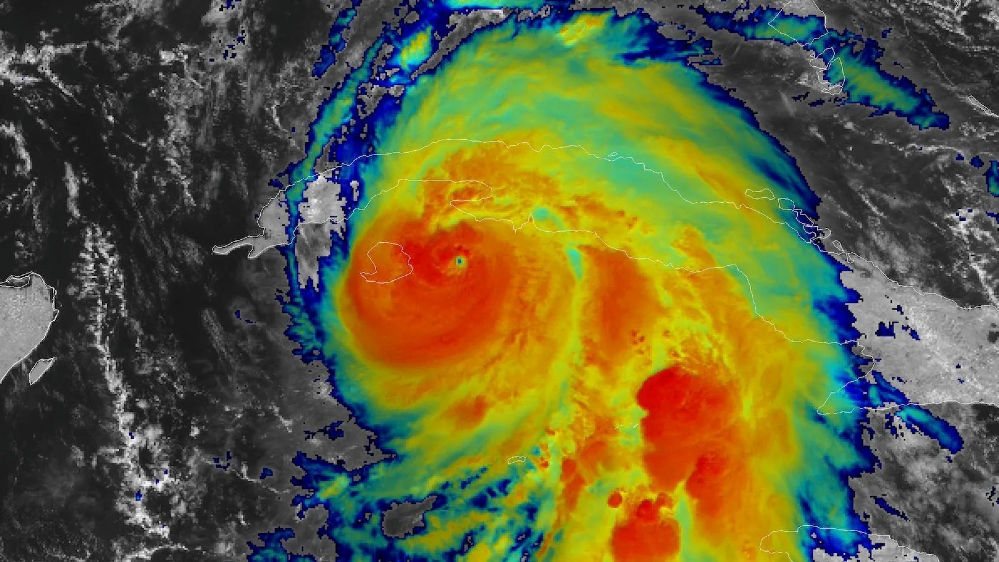 真夜中のストロークで強力な嵐としてキューバに叩くためのハリケーンラファエル