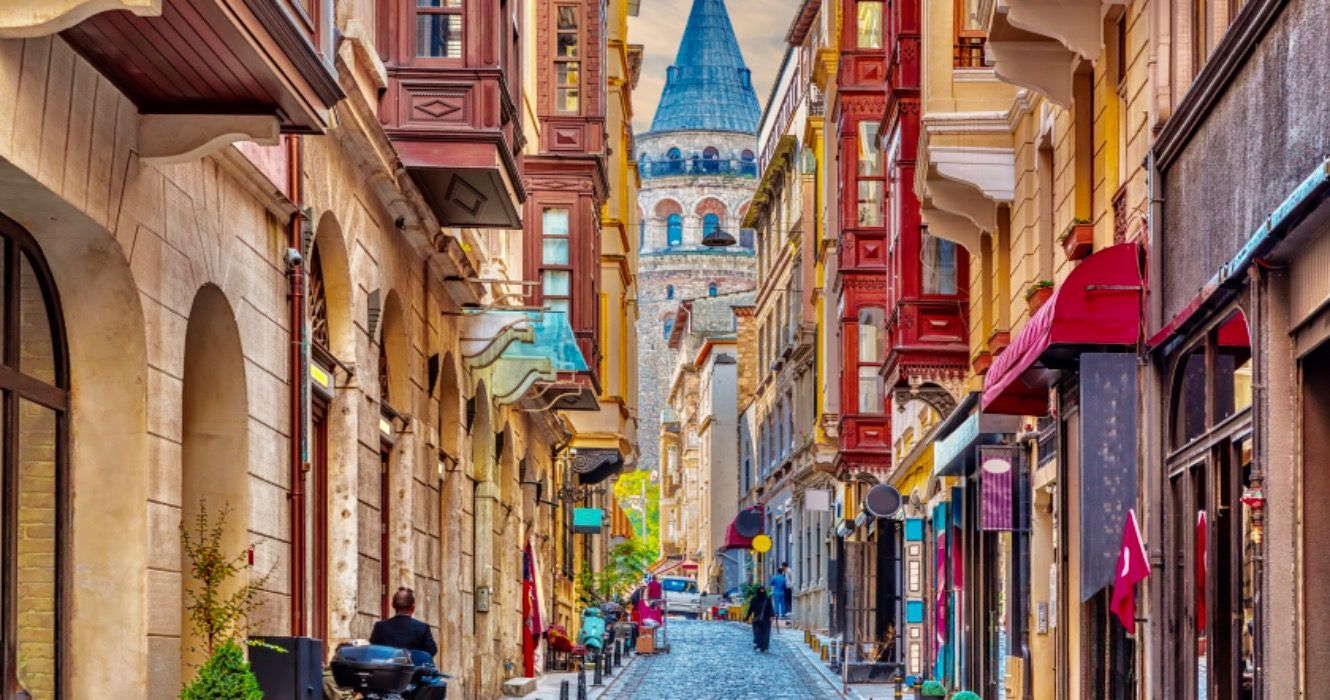 イスタンブールの悪名高いバー詐欺を避けるためのヒントでどのように逃れたか