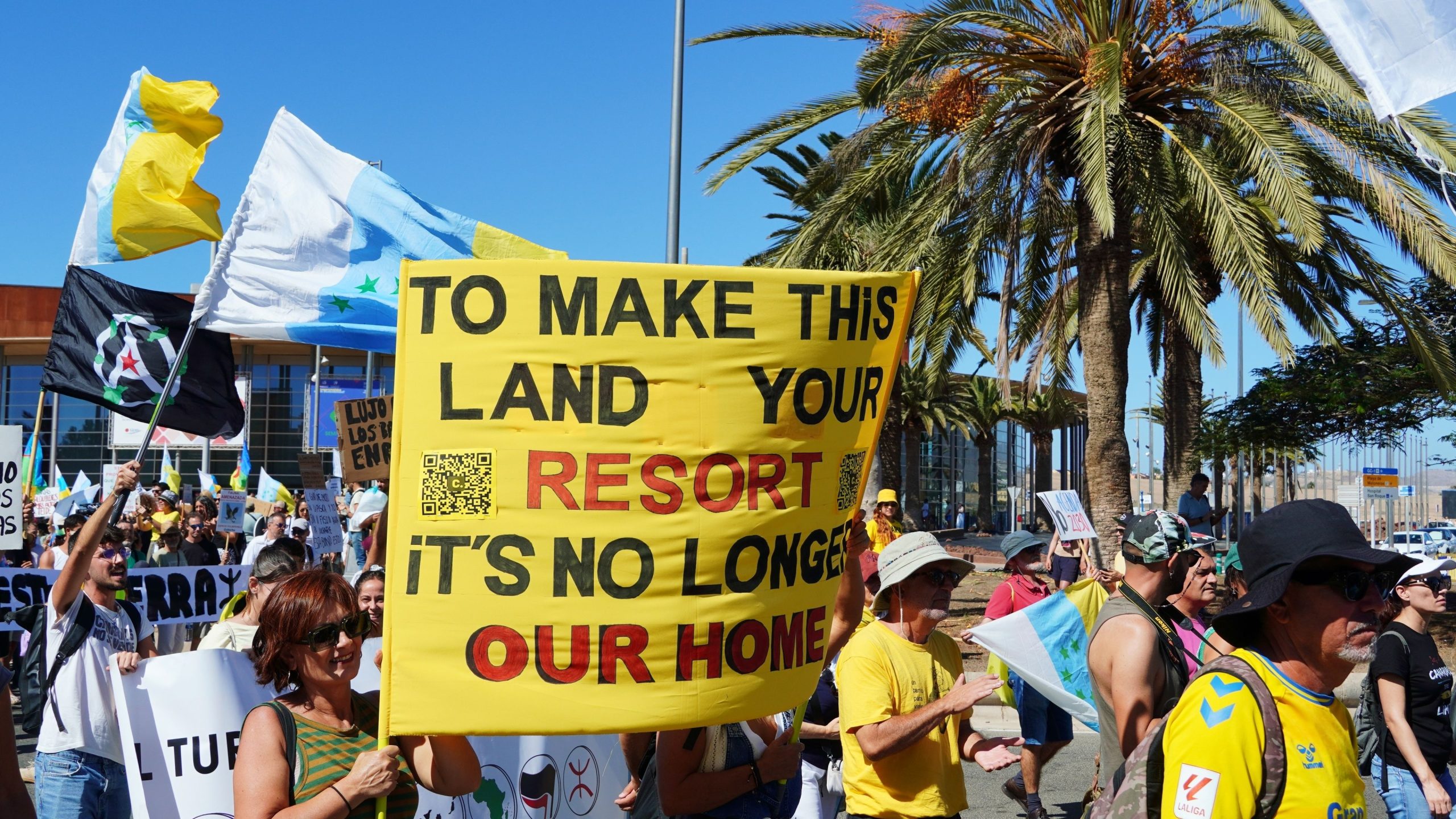 カナリア諸島での最新の反ツーリズム抗議の波の中で、サンベッドはテネリフェで斬新され破壊されました