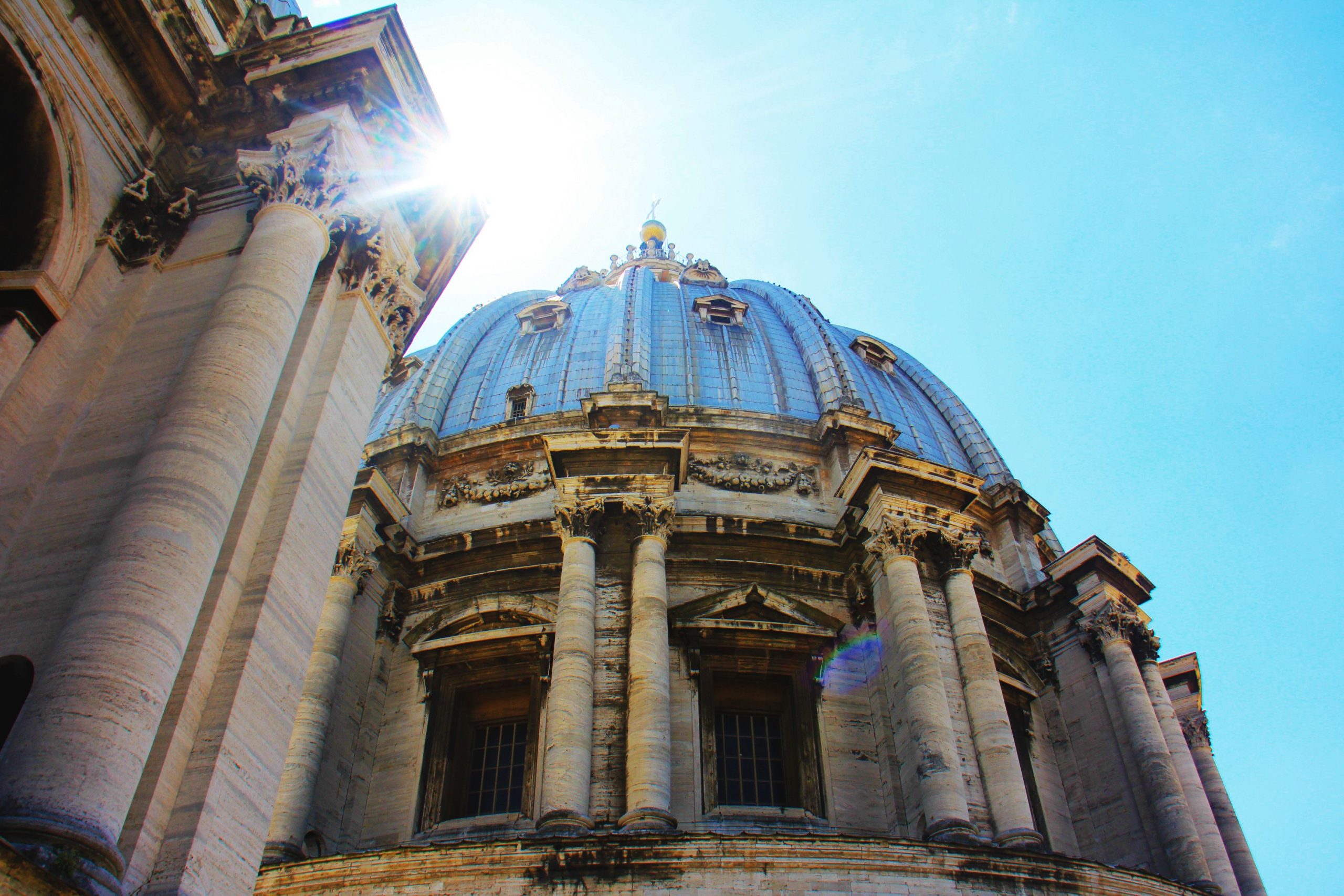 サイスティンチャペルは、数千人が教皇フランシスの墓に群がる後、教皇のコンクレーブの準備として公式に一般に閉鎖されます