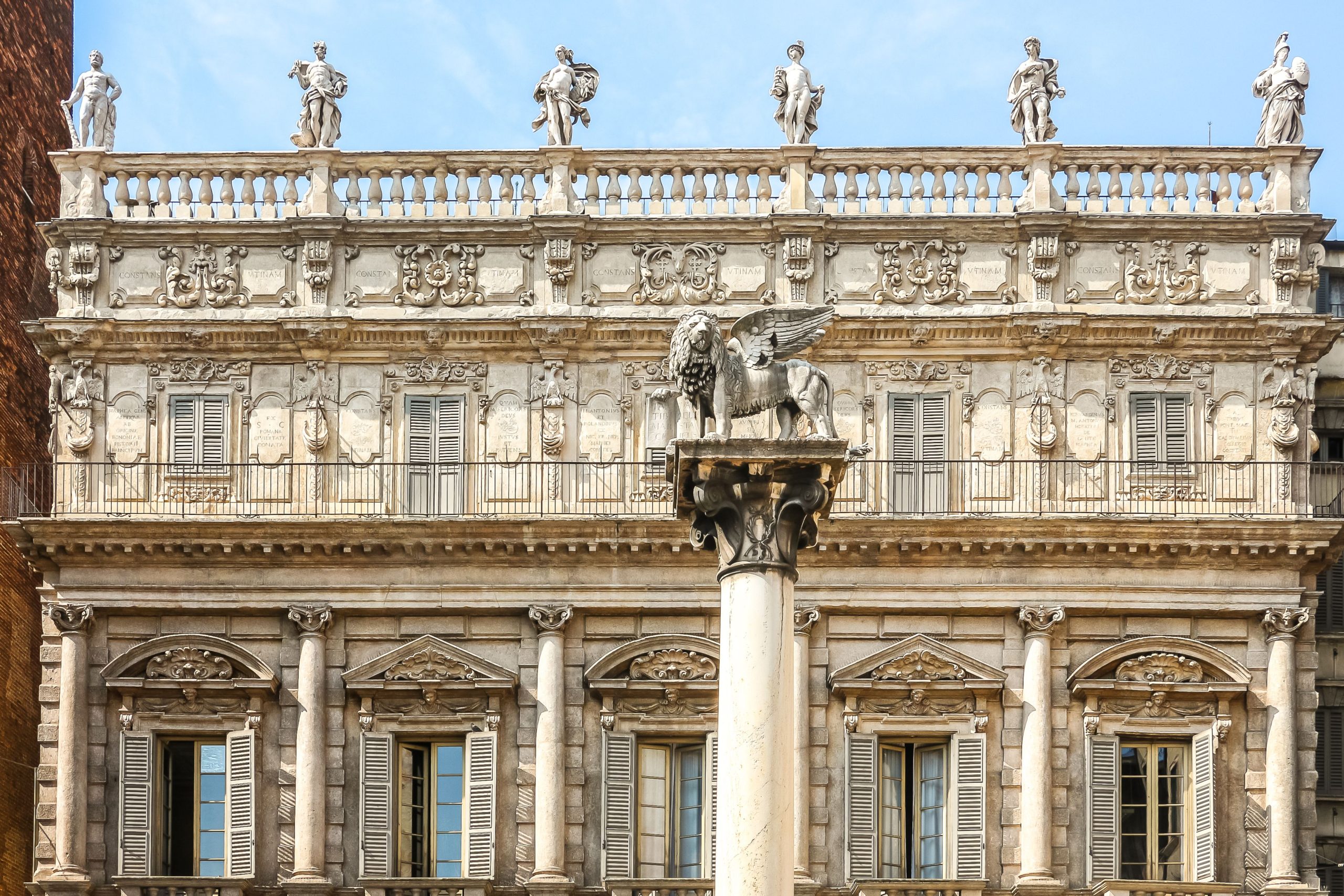 観光客は自撮りをしながら「ゴッホの椅子」を破壊し、博物館から急いで出ます