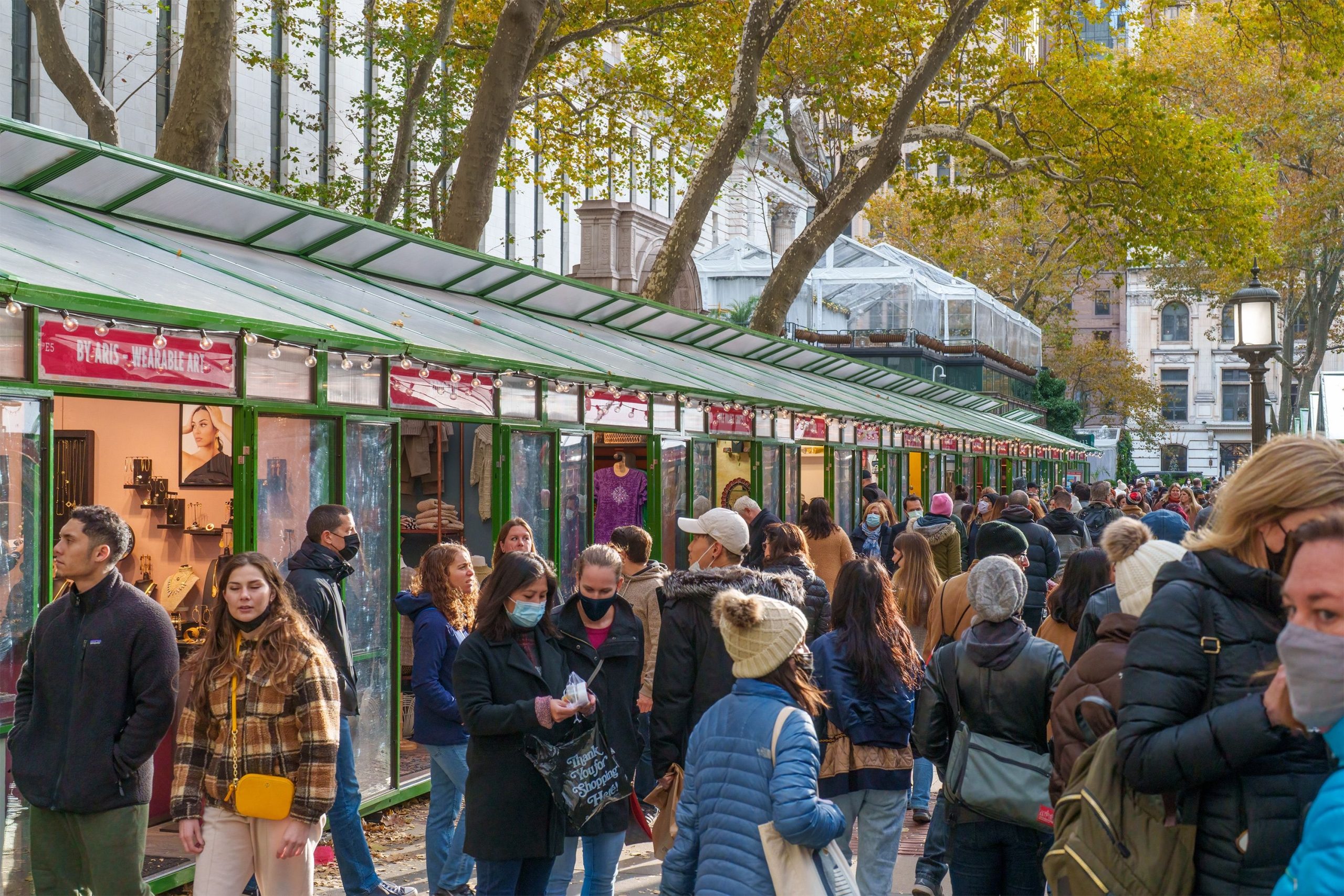 炎がニューヨーク市の人気のあるマンハッタンの観光客の屋外ホリデーマーケットを引き裂く