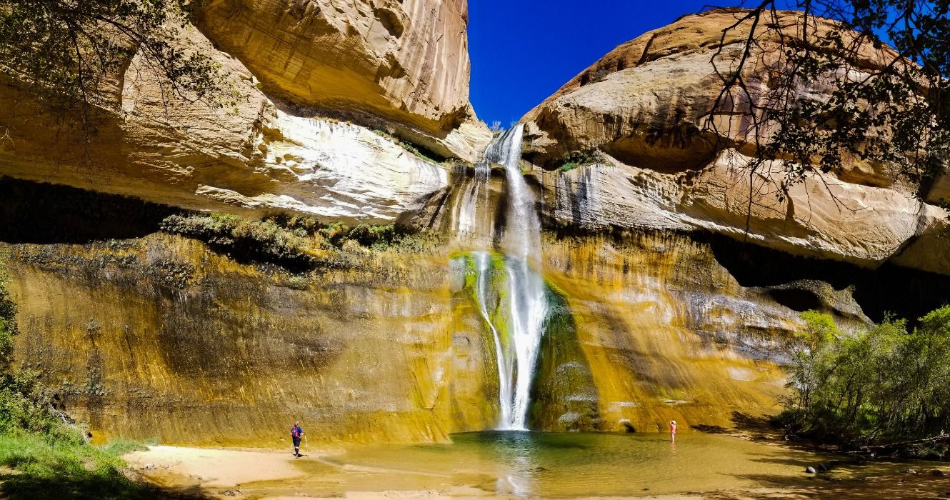 滝のある町への驚くべき1日のロードトリップ