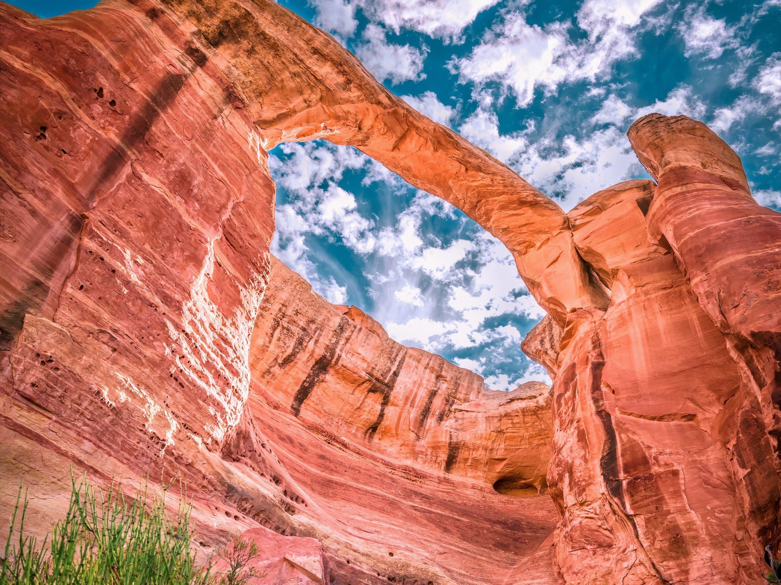 スキップユタ：この州の自然のアーチも同様に印象的で、混雑がはるかに少ない