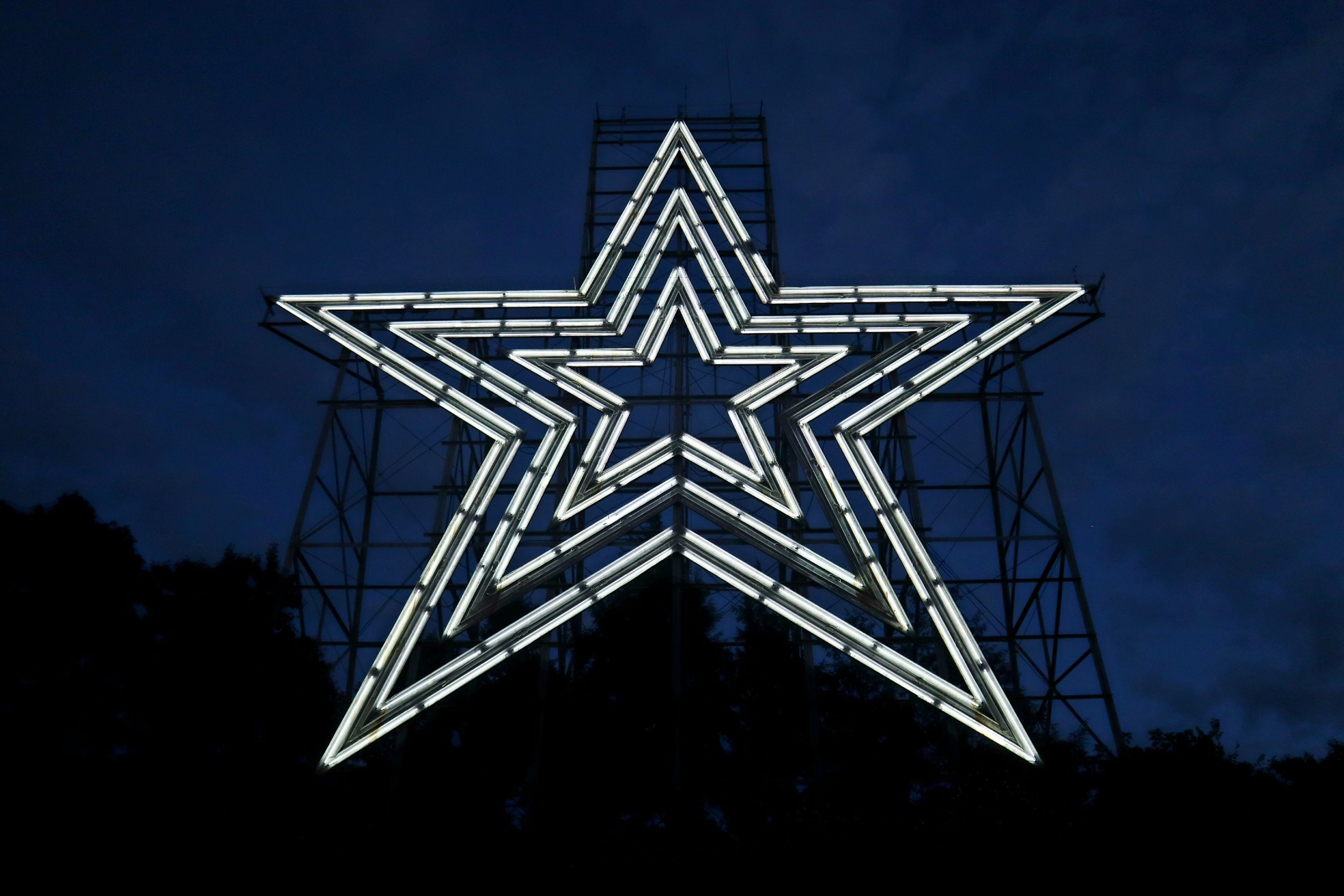 「世界最大の照らされた星」があるこのブルーリッジマウンテンズタウンは、アメリカで最も過小評価されているクリスマスタウンです