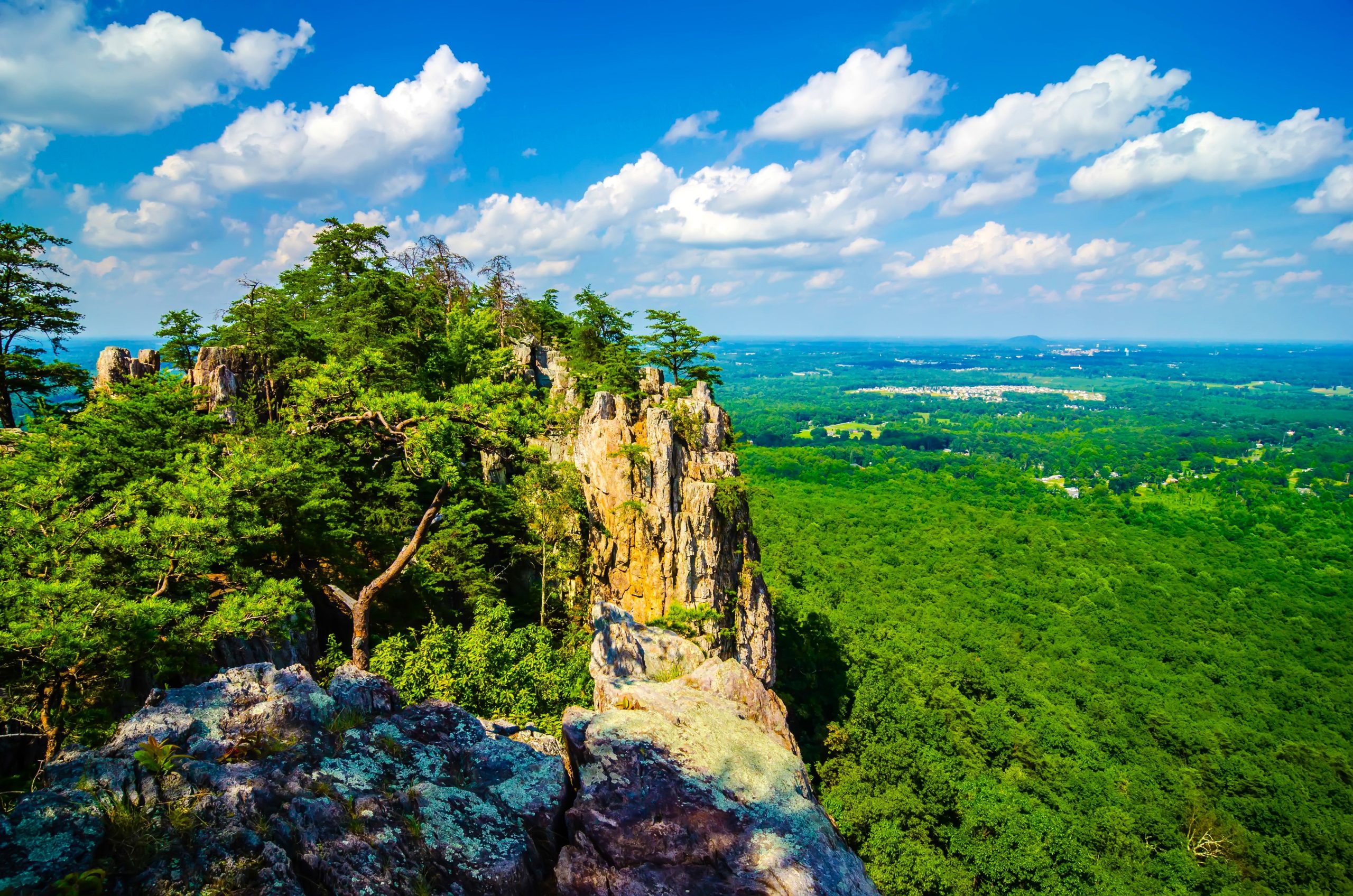 ノースカロライナのピエモンテは、スモーキーのような景色と冒険を備えた過小評価されている州立公園を誇っています
