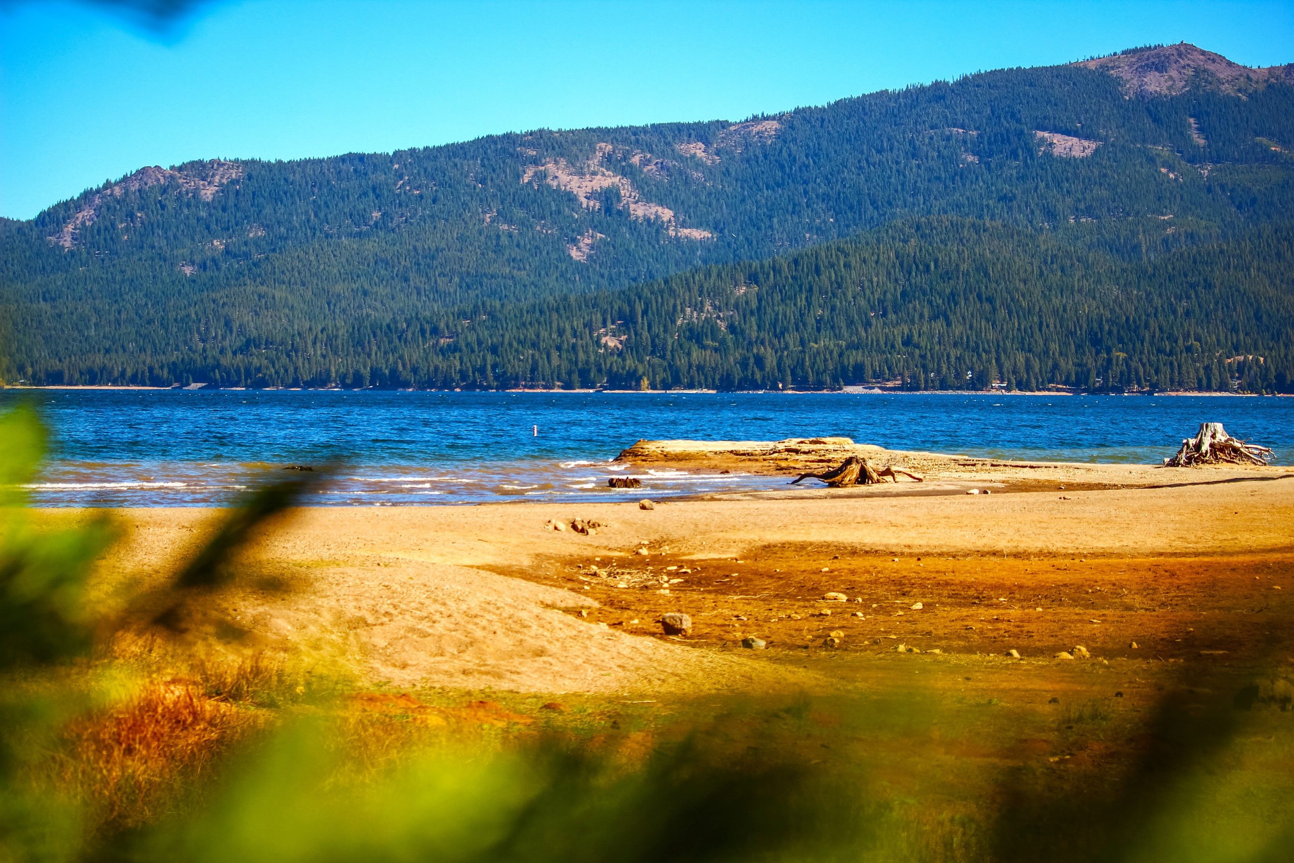 カリフォルニアで最も美しい湖には、玄関に過小評価されている国立公園があります