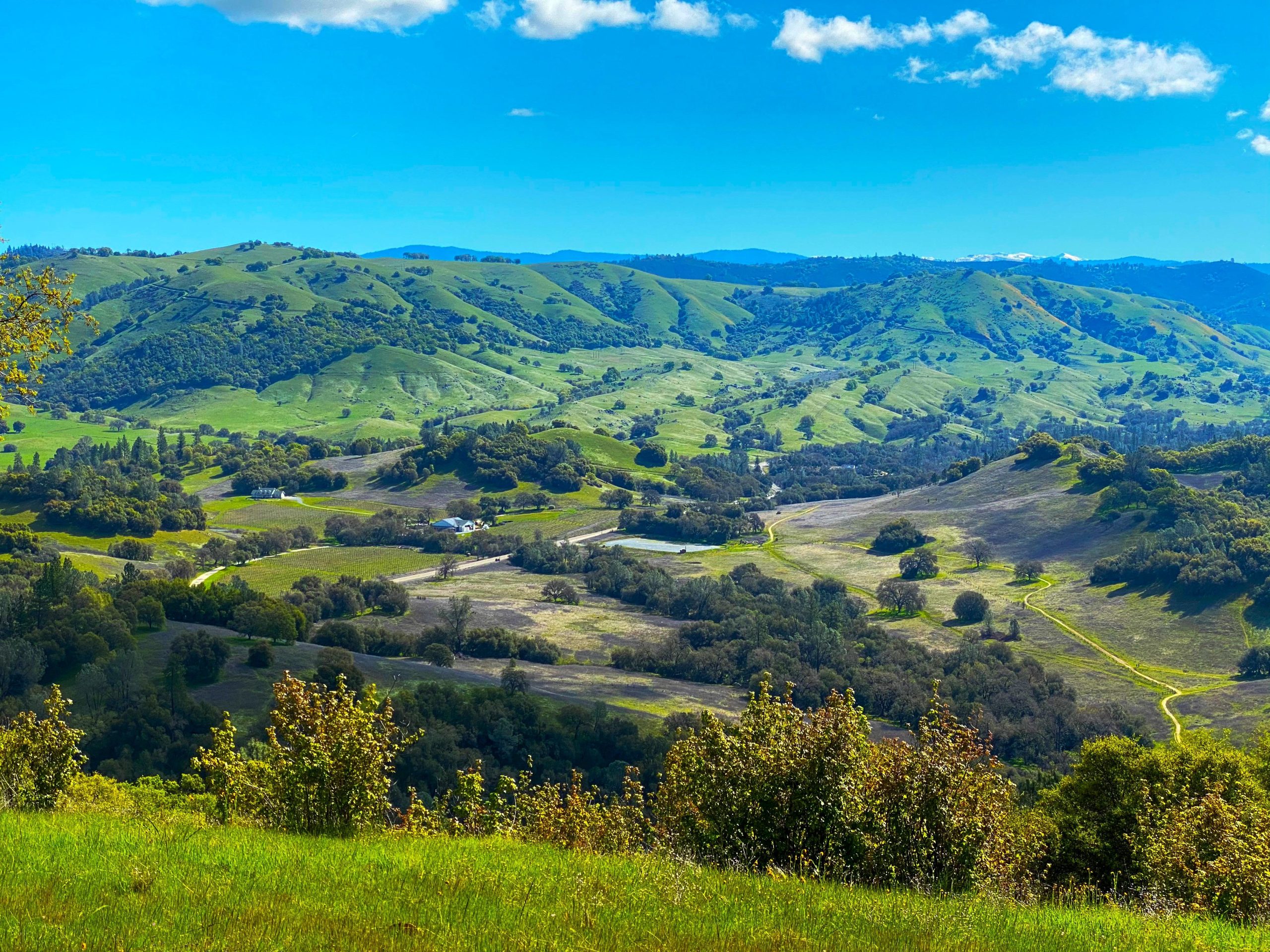 カリフォルニアゴールドラッシュを開始した町は、現在過小評価されている冒険の目的地です