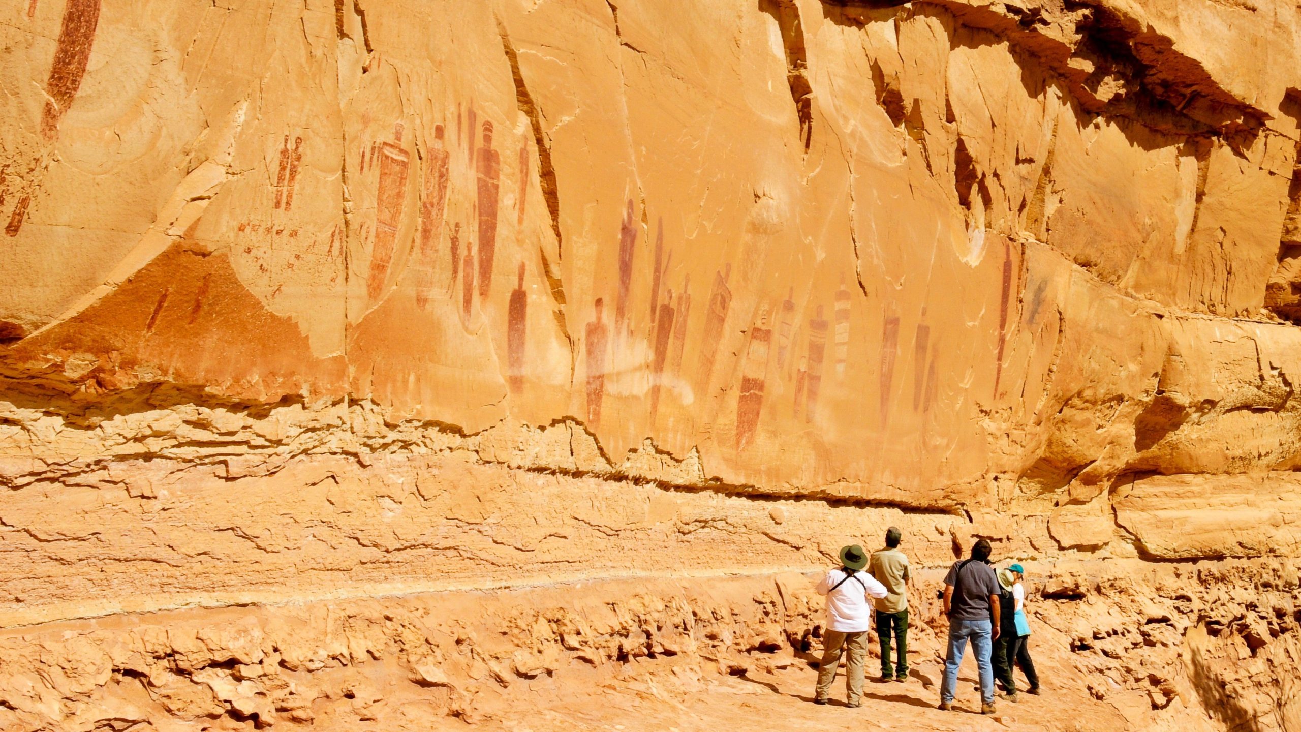 訪問する価値のある国立公園の10の古代ペトログリフサイト