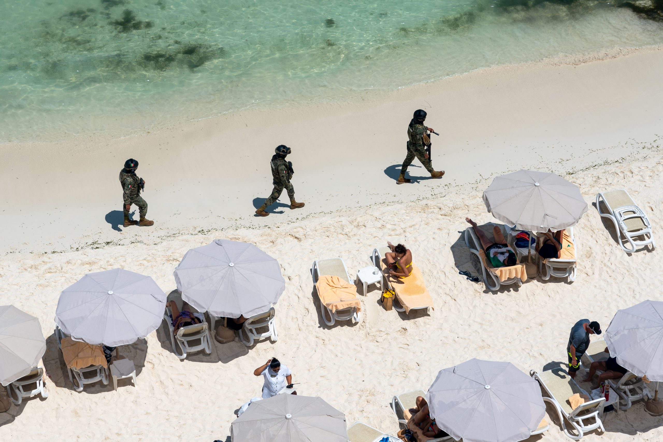 国家警備隊が、疑わしいボートがビーチに上陸した後、メキシコの観光ホットスポットに報告する