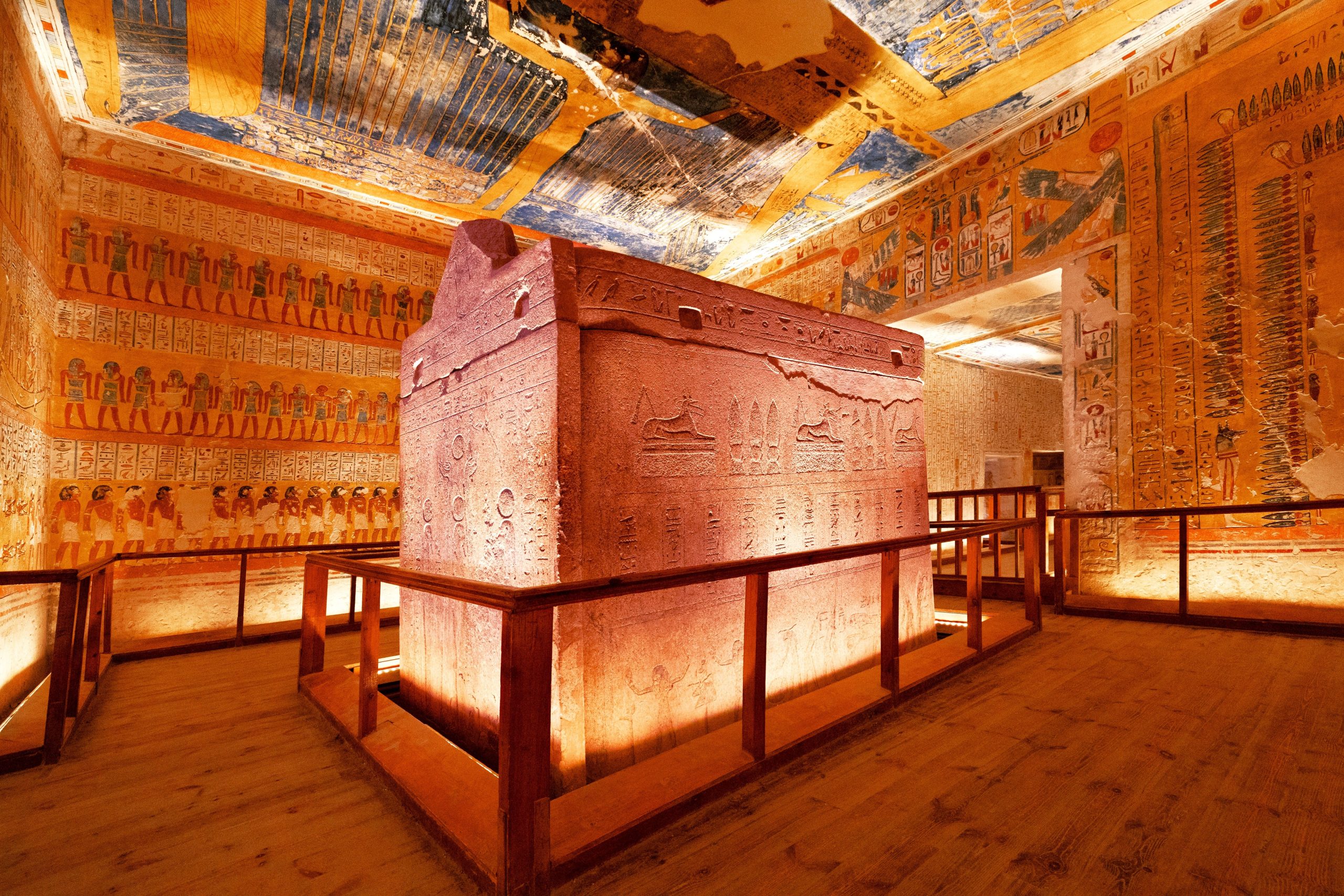 考古学者は、ルクソールで発見された3つの新しいエジプトの墓を発掘します