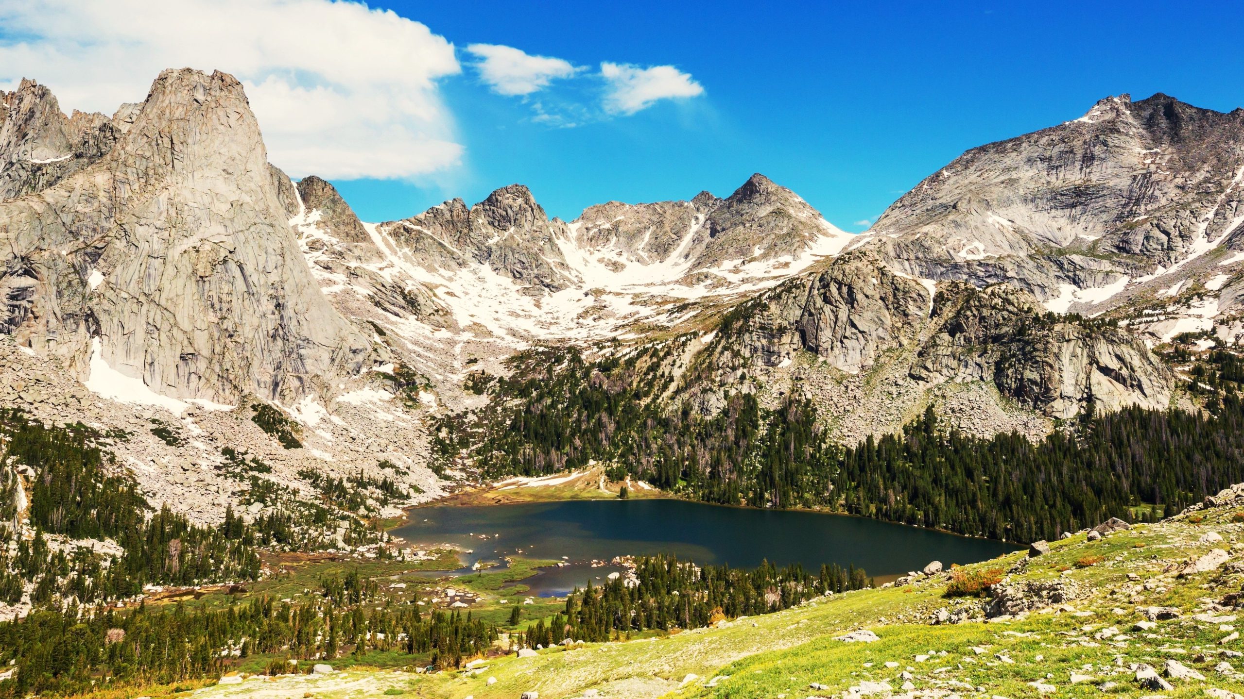 この過小評価されているワイオミングマウンテンの目的地は、グランドキャニオンとヨセミテのような景色を誇っています