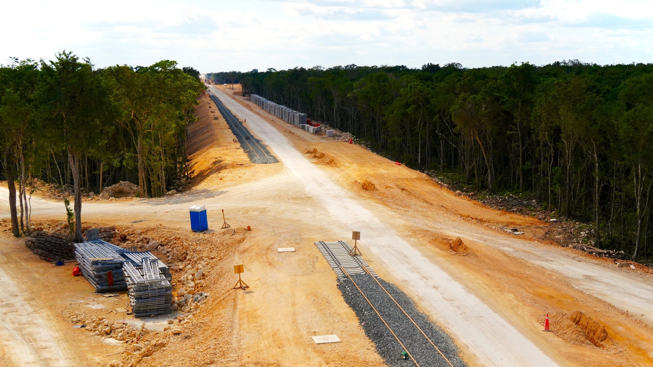 メキシコの300億ドルのジャングル鉄道内