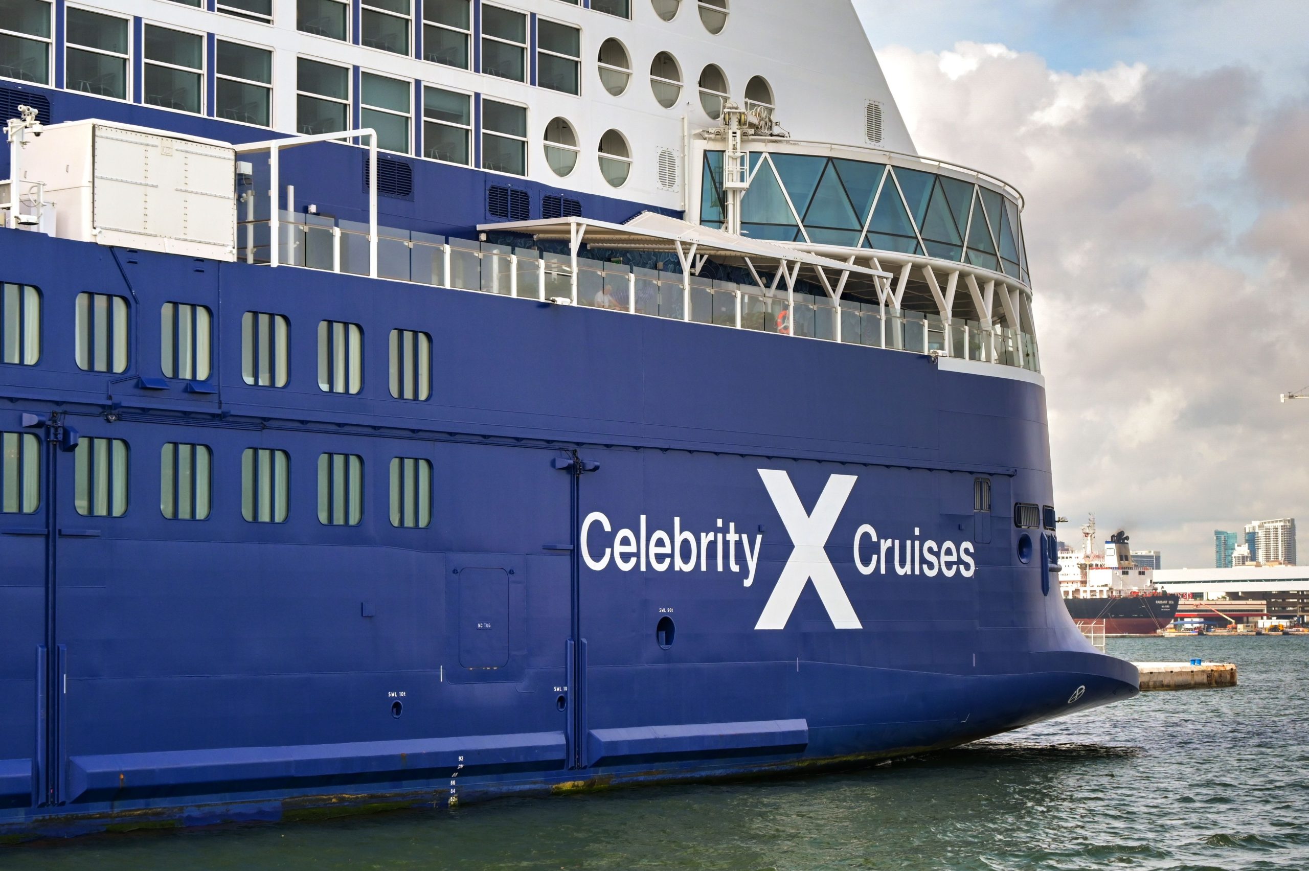 セレブリティクルーズは島を「いたずらリスト」に置き、10回以上の旅行をキャンセルします