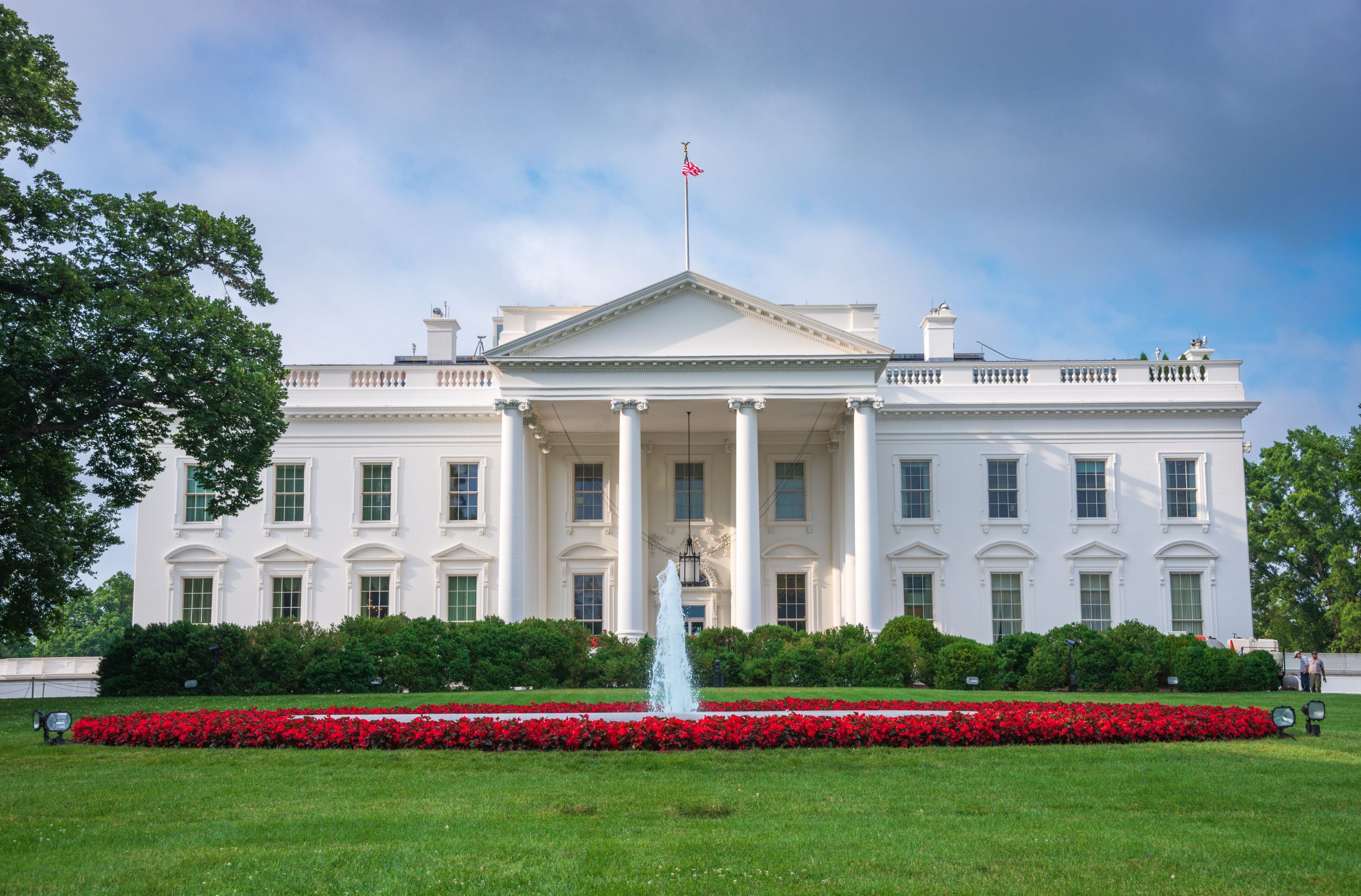 トランプ政権は、12か国から市民を完全に禁止するための論争を引き起こす論争