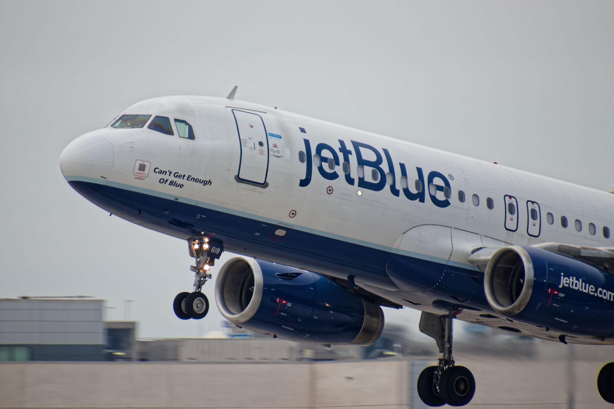 JetBlueは「慢性的な飛行遅延」に対して200万ドルの罰金を科され、乗客は報酬を得ることができます