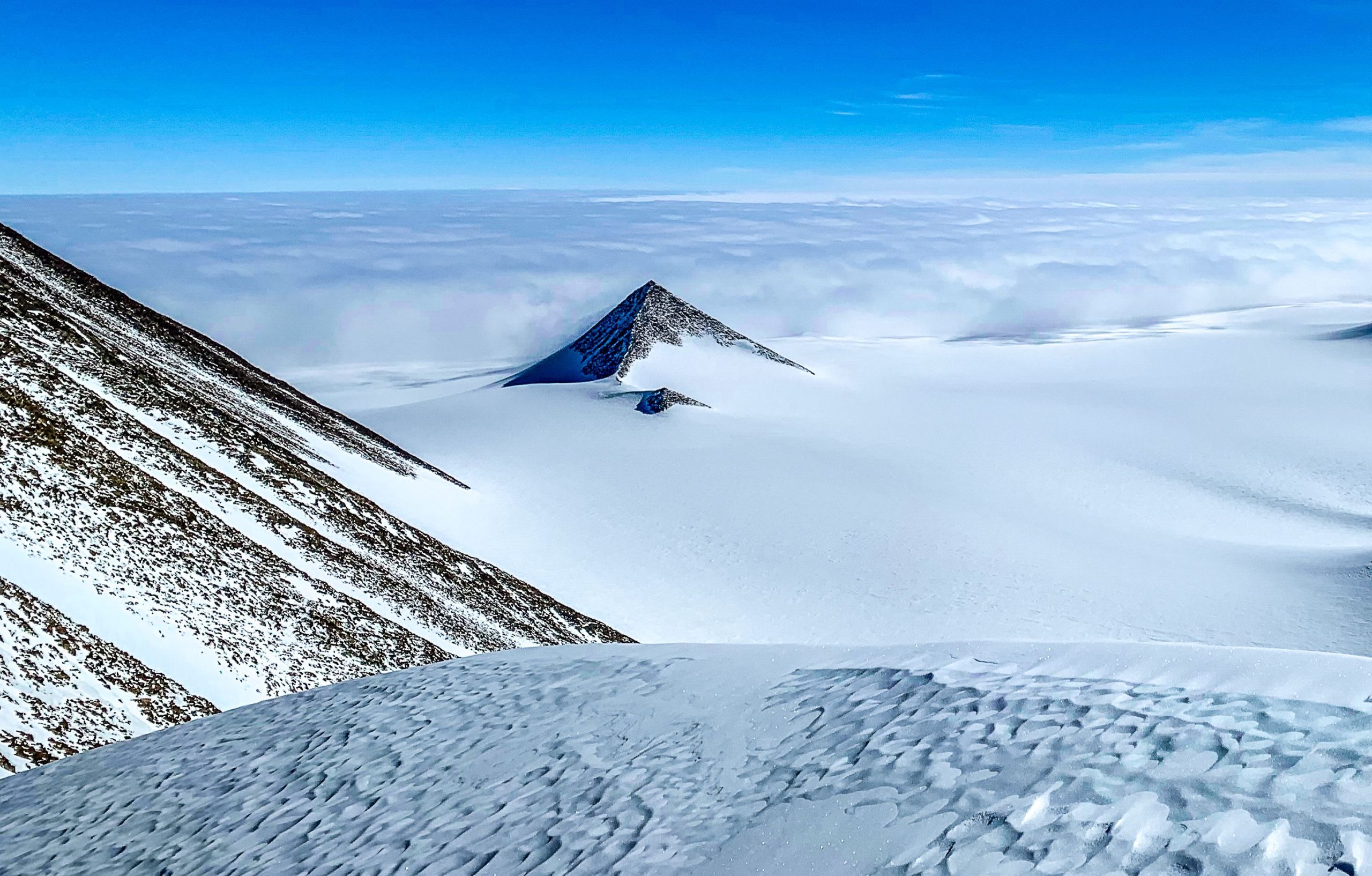 大規模なエイリアン陰謀理論を引き起こした南極の「ピラミッド」