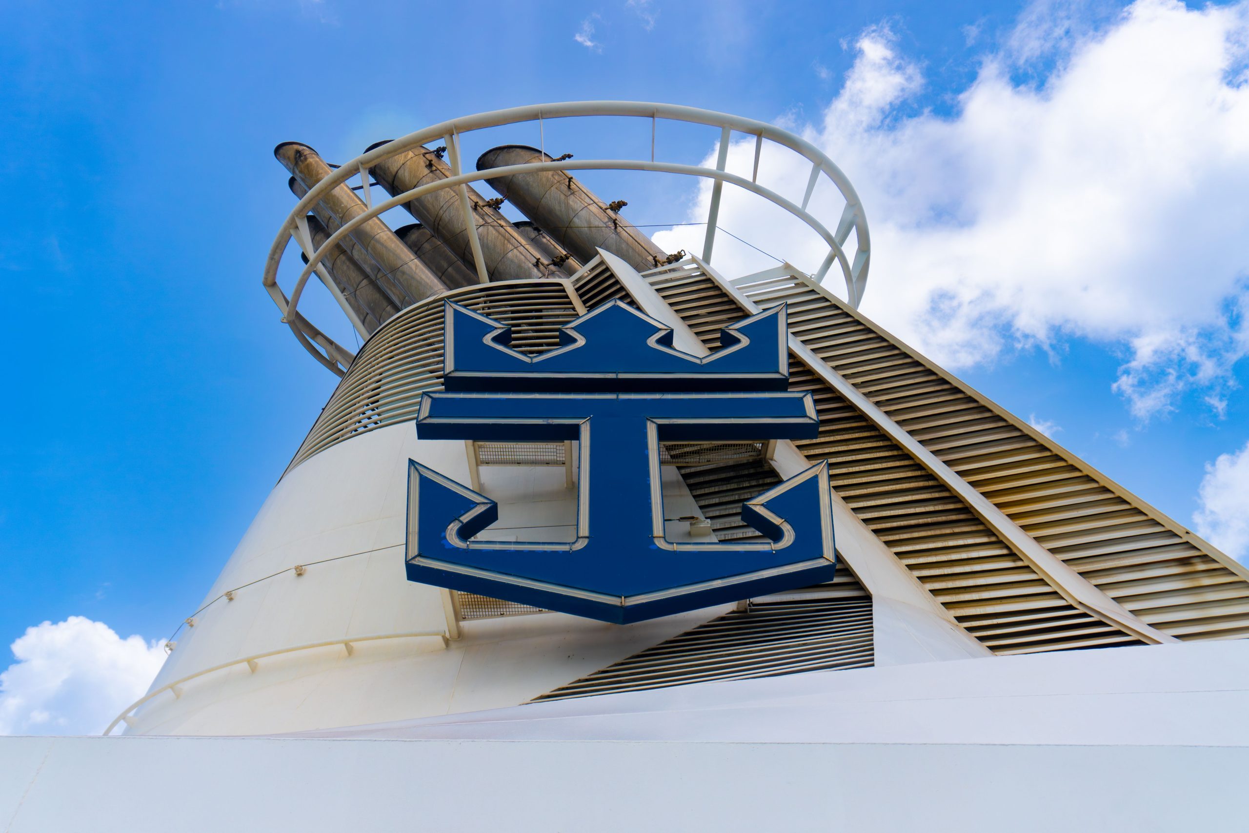 2人の乗客が水の汚染を通じてまれな細菌を契約した後、ロイヤルカリブ海の発行警告