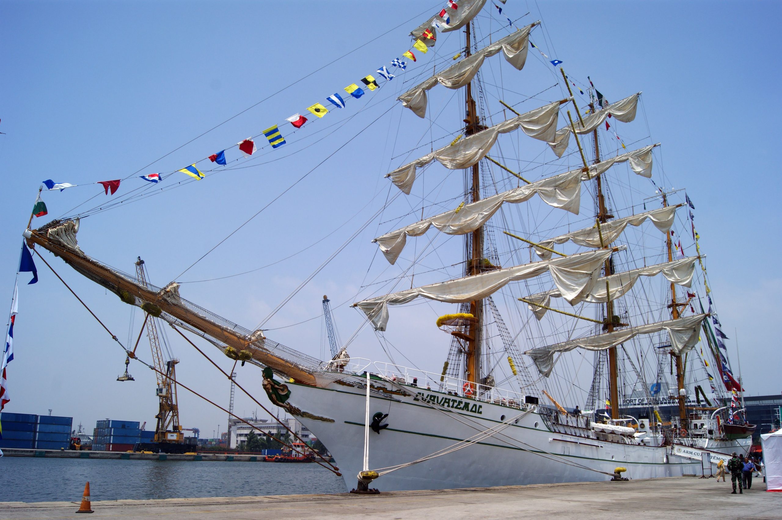 ブルックリン橋に衝突したメキシコ海軍船は2つの方向に進んでいた、と当局者は述べています