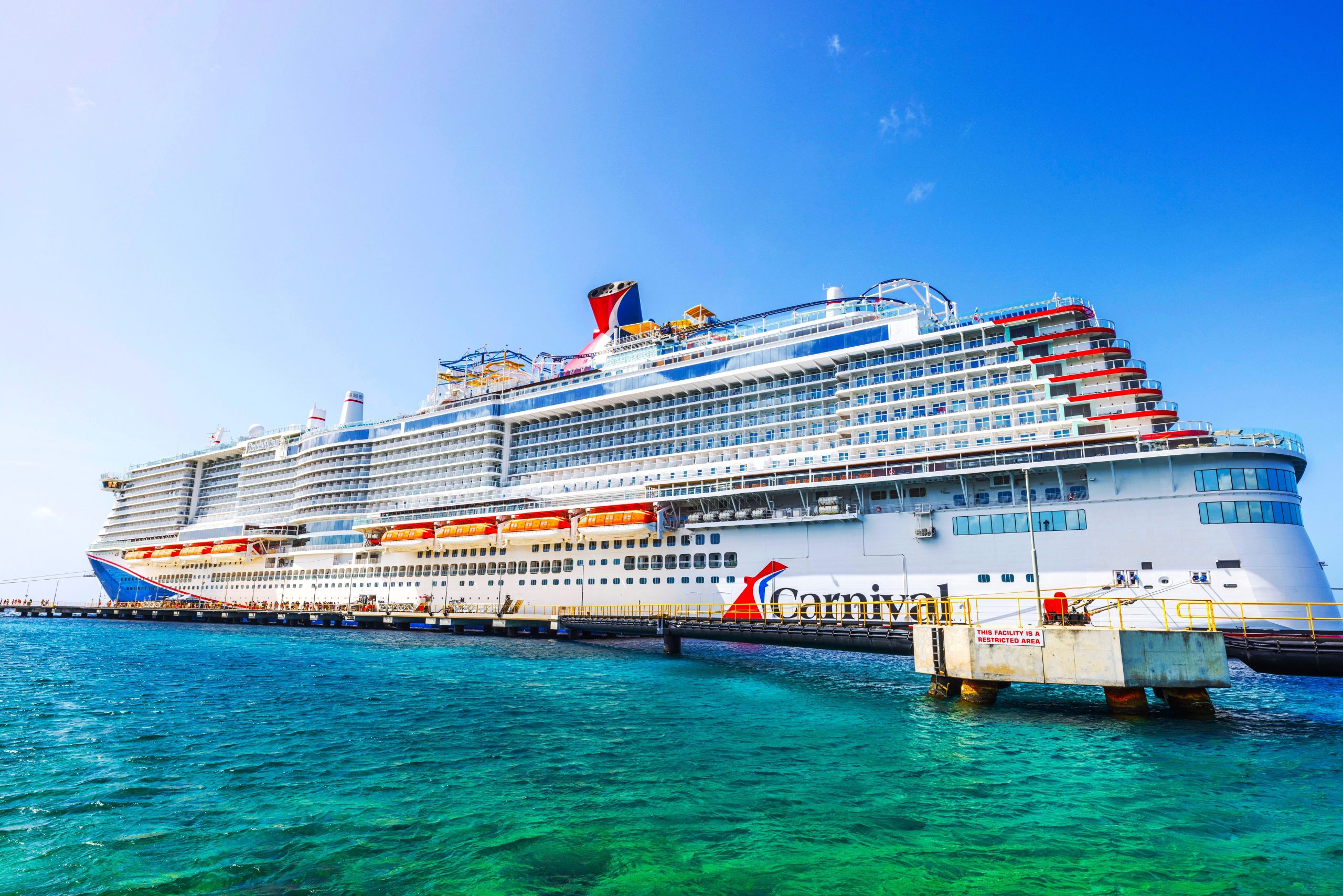 「どうやら忠誠心は何も意味しない」：カーニバルクルーズラインは、報酬プログラムの変更で乗客を激怒させる