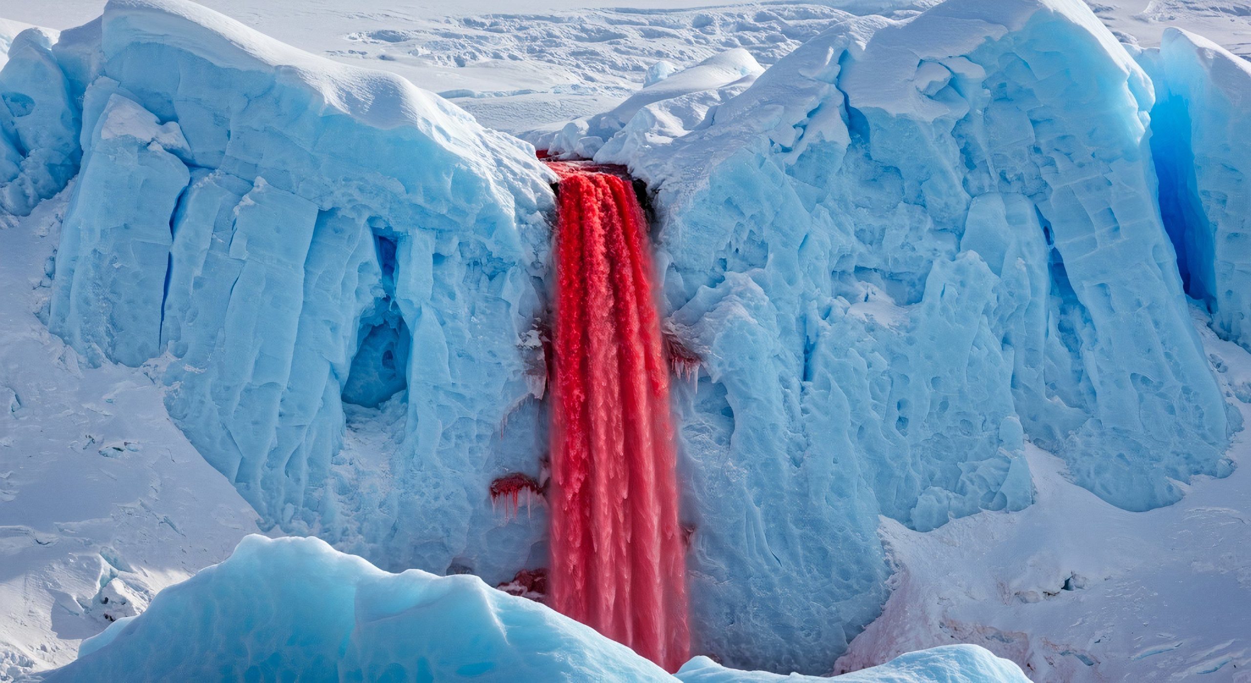 「血」を流れるこの滝は、まだ科学者にとって謎です