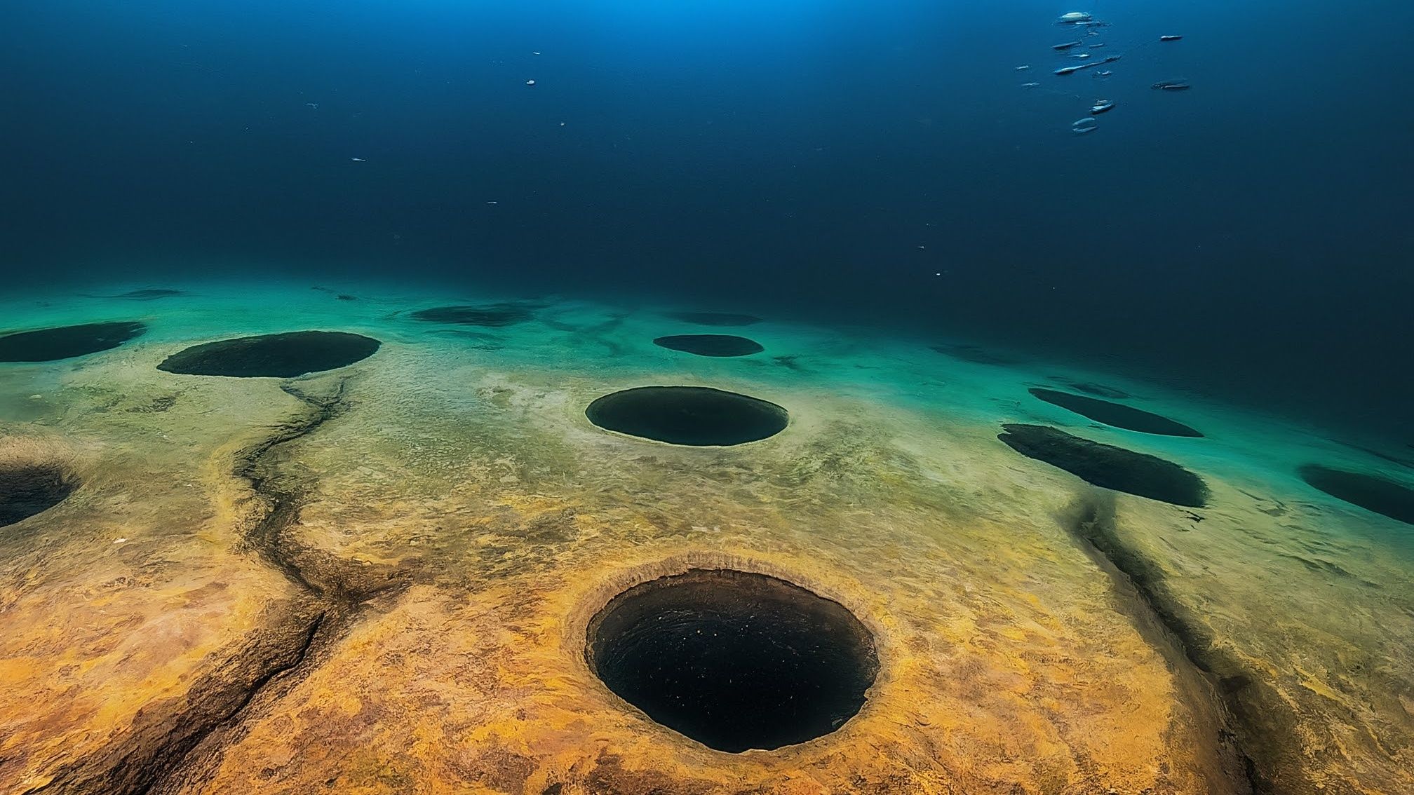 ミシガン湖の表面の下には、直径が約1,000フィートの奇妙な穴があります