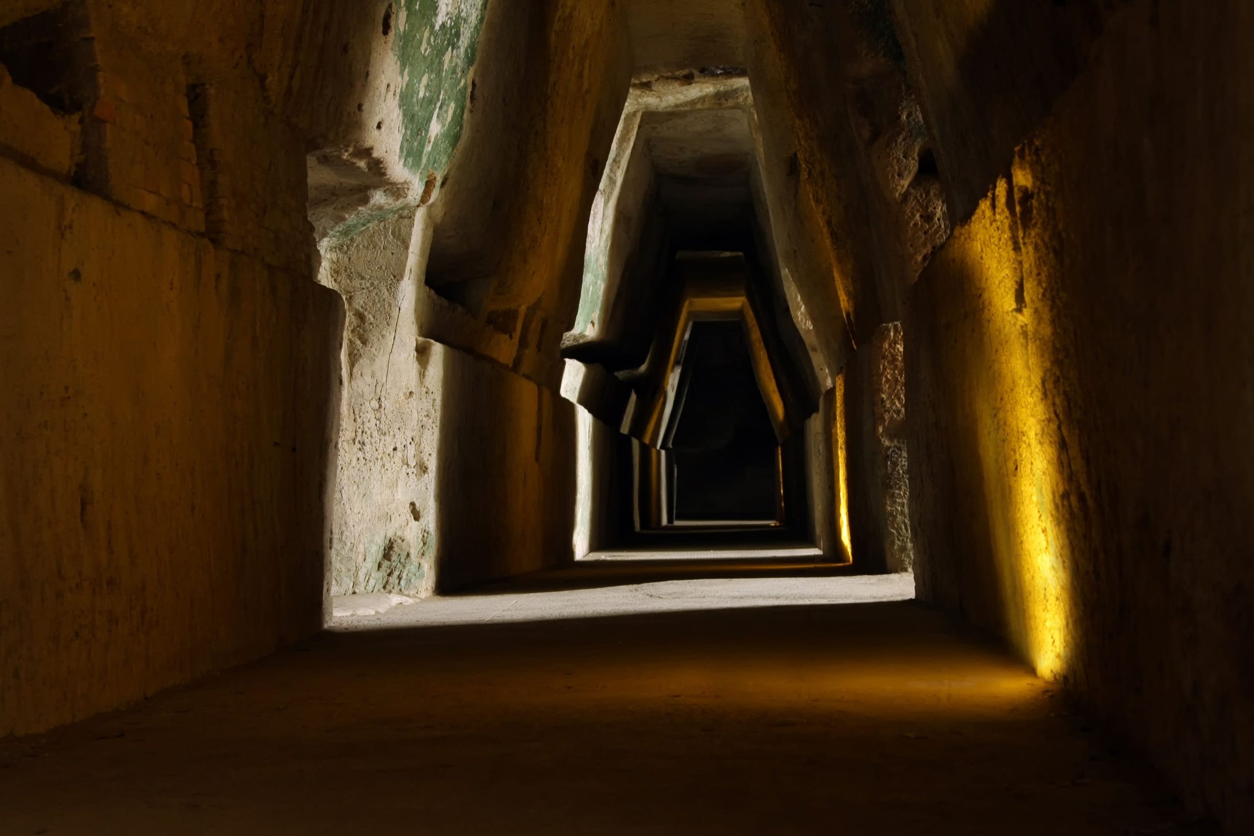 「アンダーワールドへの門」であると信じられている8古代の場所