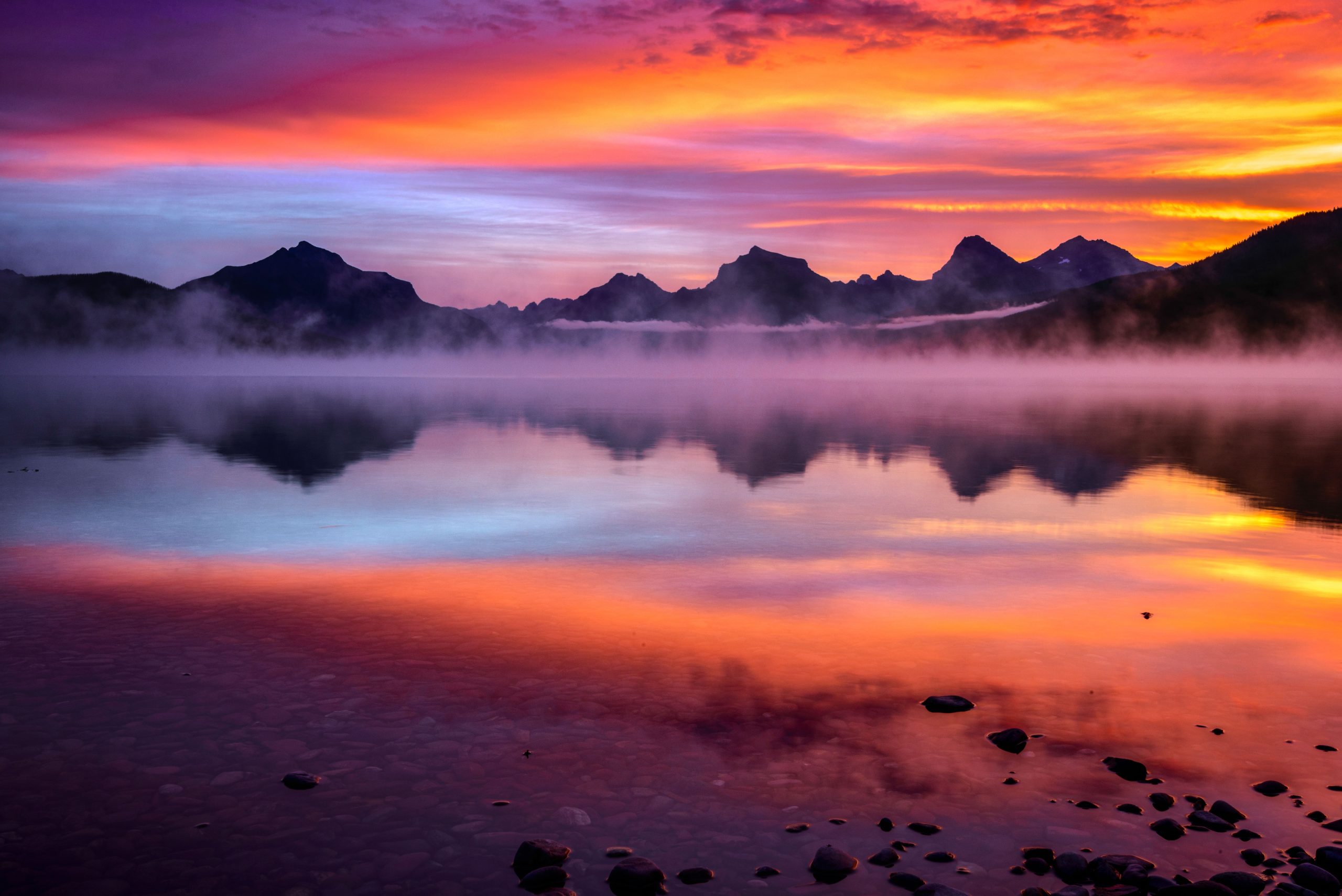 これは氷河国立公園の最大の湖です（そしてハイキングの価値があります）