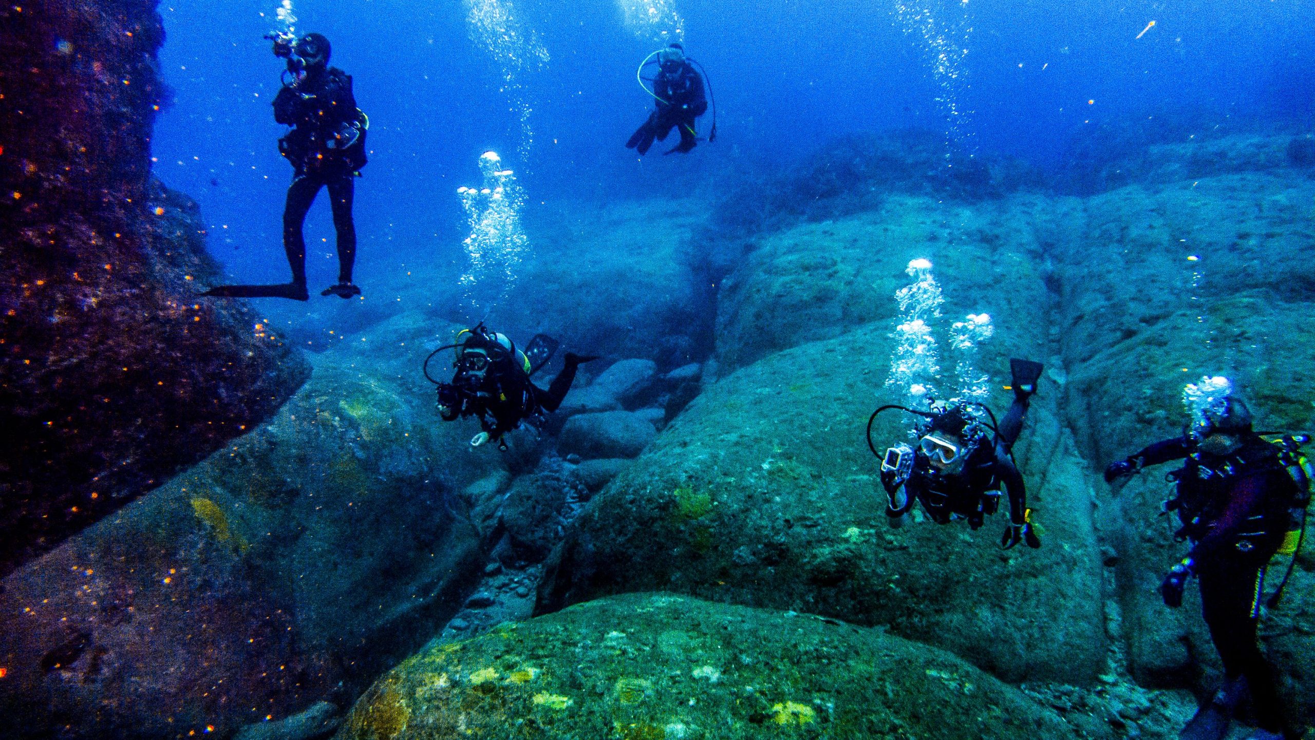 日本の「アトランティス」、90フィートの神秘的なピラミッドの水面下では、専門家が困惑しています