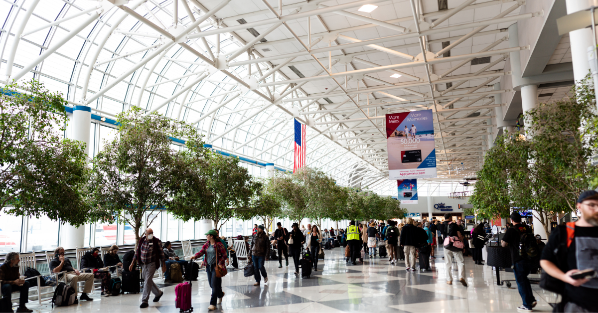 忙しい感謝祭の1週間に先立ち、シャーロット空港の従業員は外に出ています