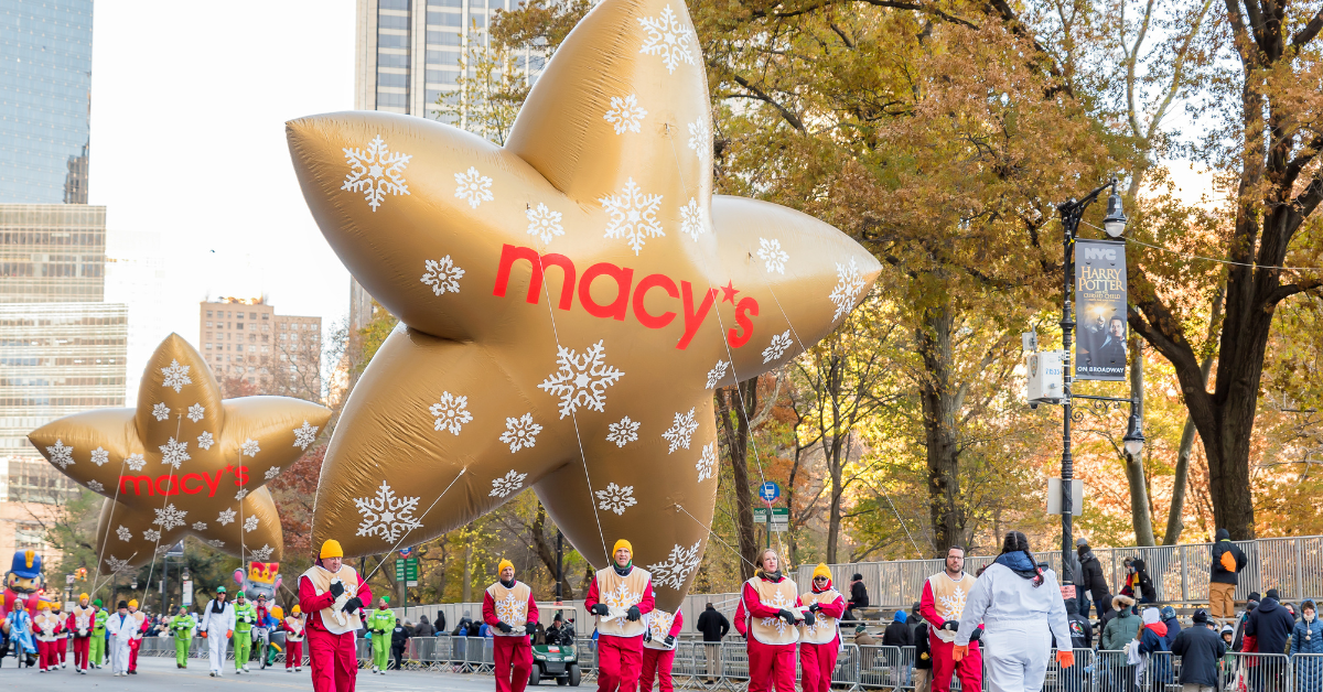 雨と強風がニューヨークを襲うと予想されているので、メイシーの感謝祭のパレードの最新のものがあります