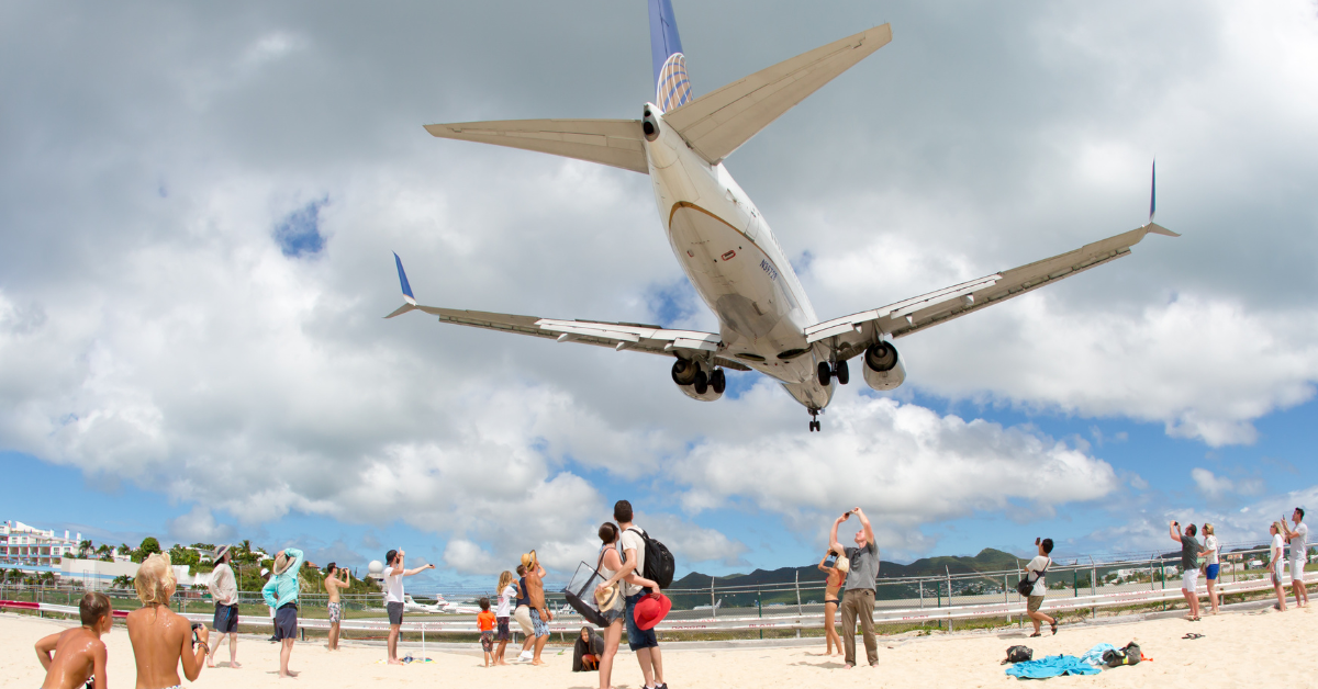 ユナイテッド航空は、メキシコの人気の目的地へのサービスを削減した後、混合反応を生成します