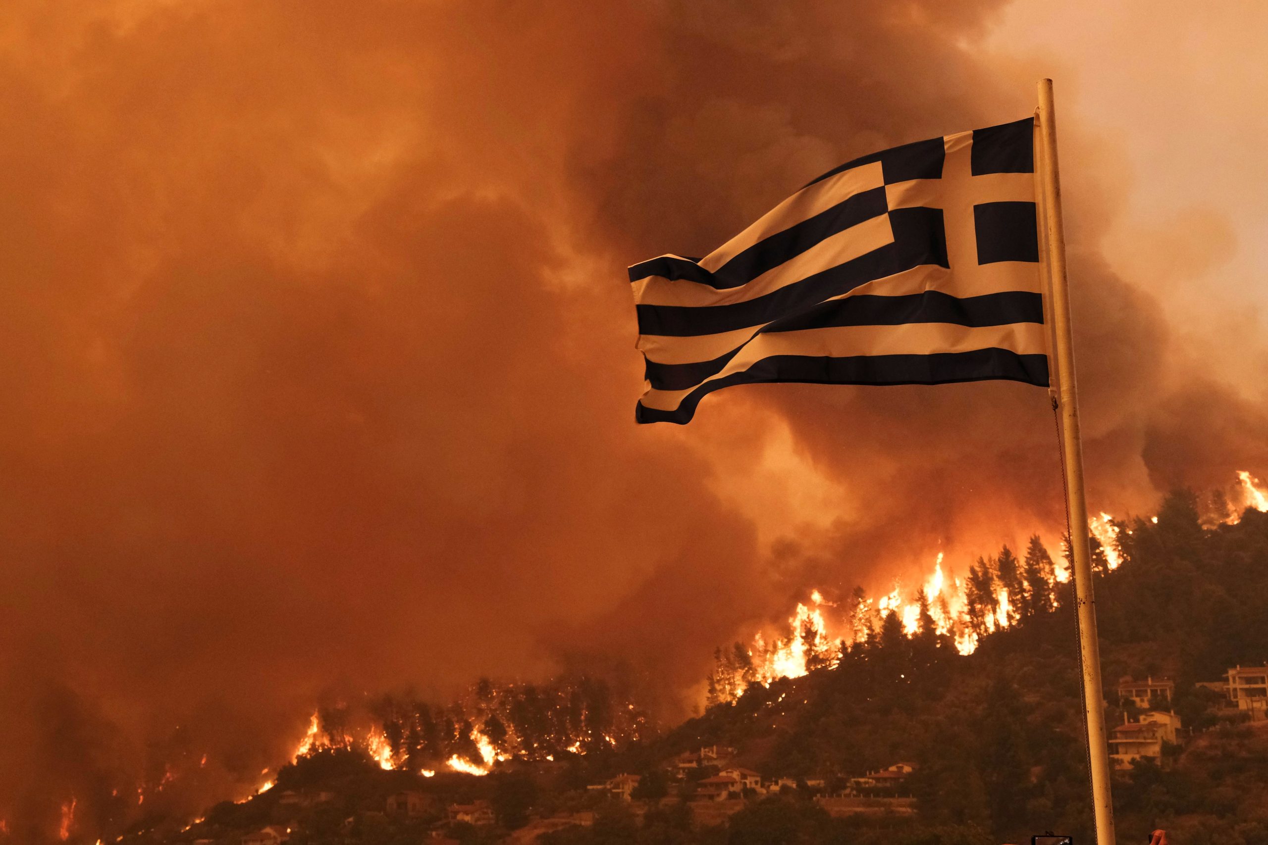 山火事が広がるにつれて、何千人もの観光客が人気の地中海島から避難しました