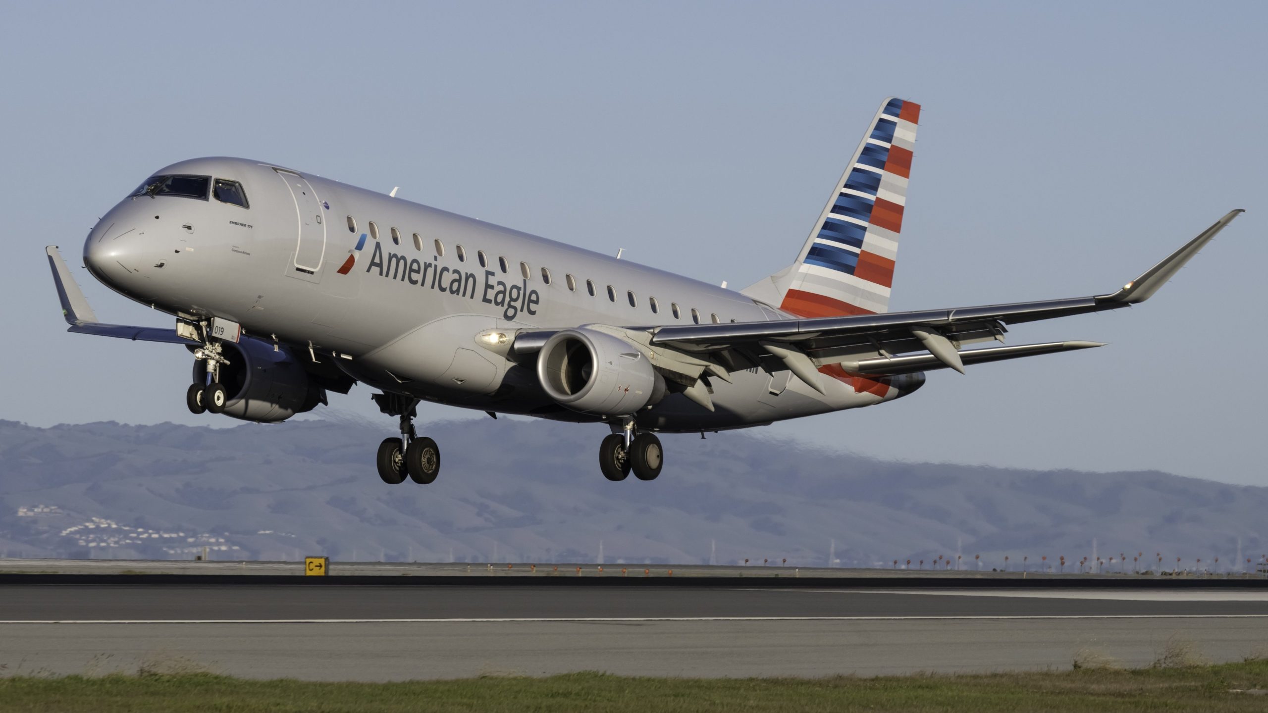 アメリカン航空の地域事業は、33の新しいEmbraer E175で拡大します