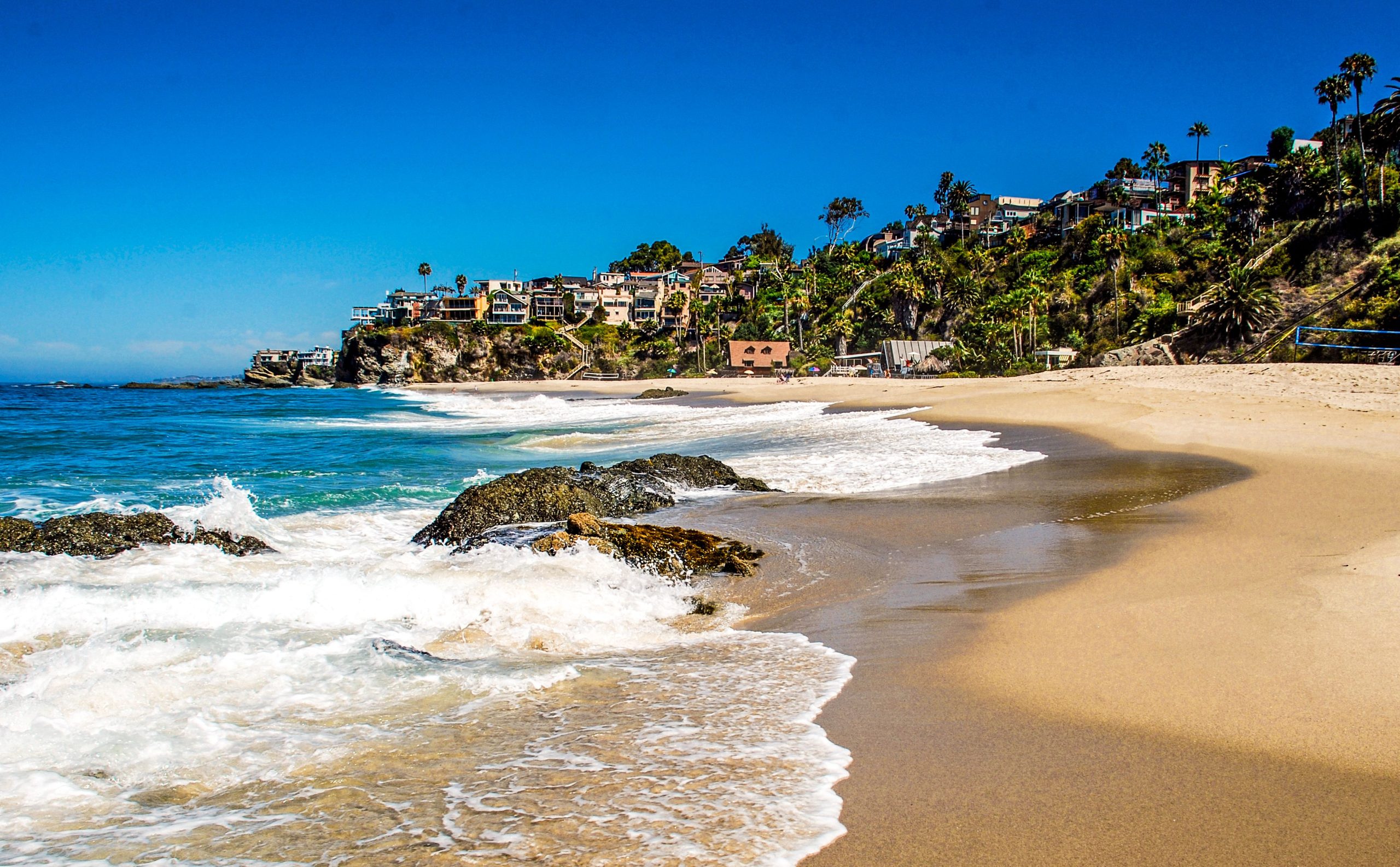 カリフォルニアで最も人里離れたビーチは、見事なが過小評価されている町に隠されています