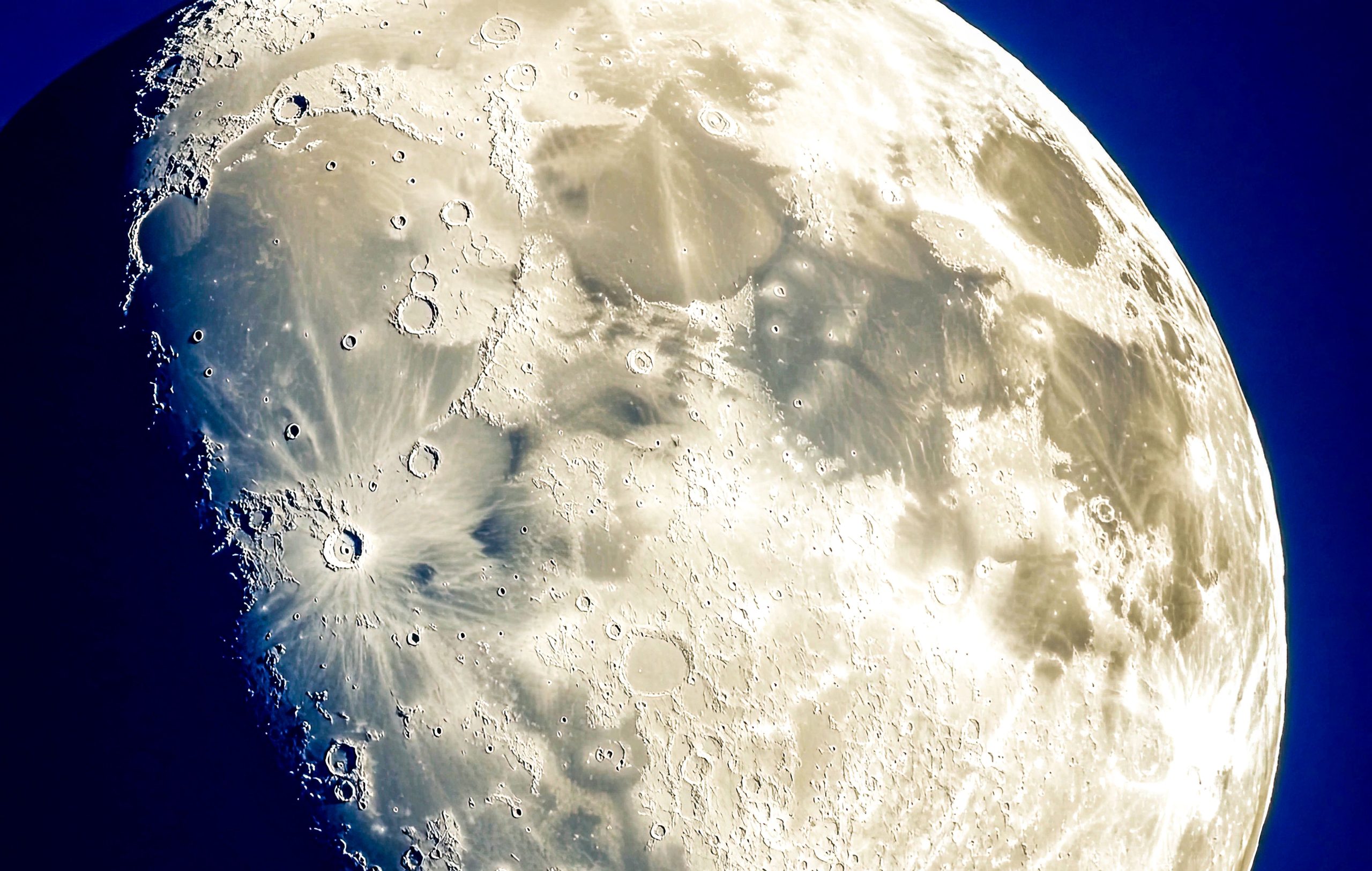 NASAは、月の中に何か奇妙なことが起こっていることを確認しました