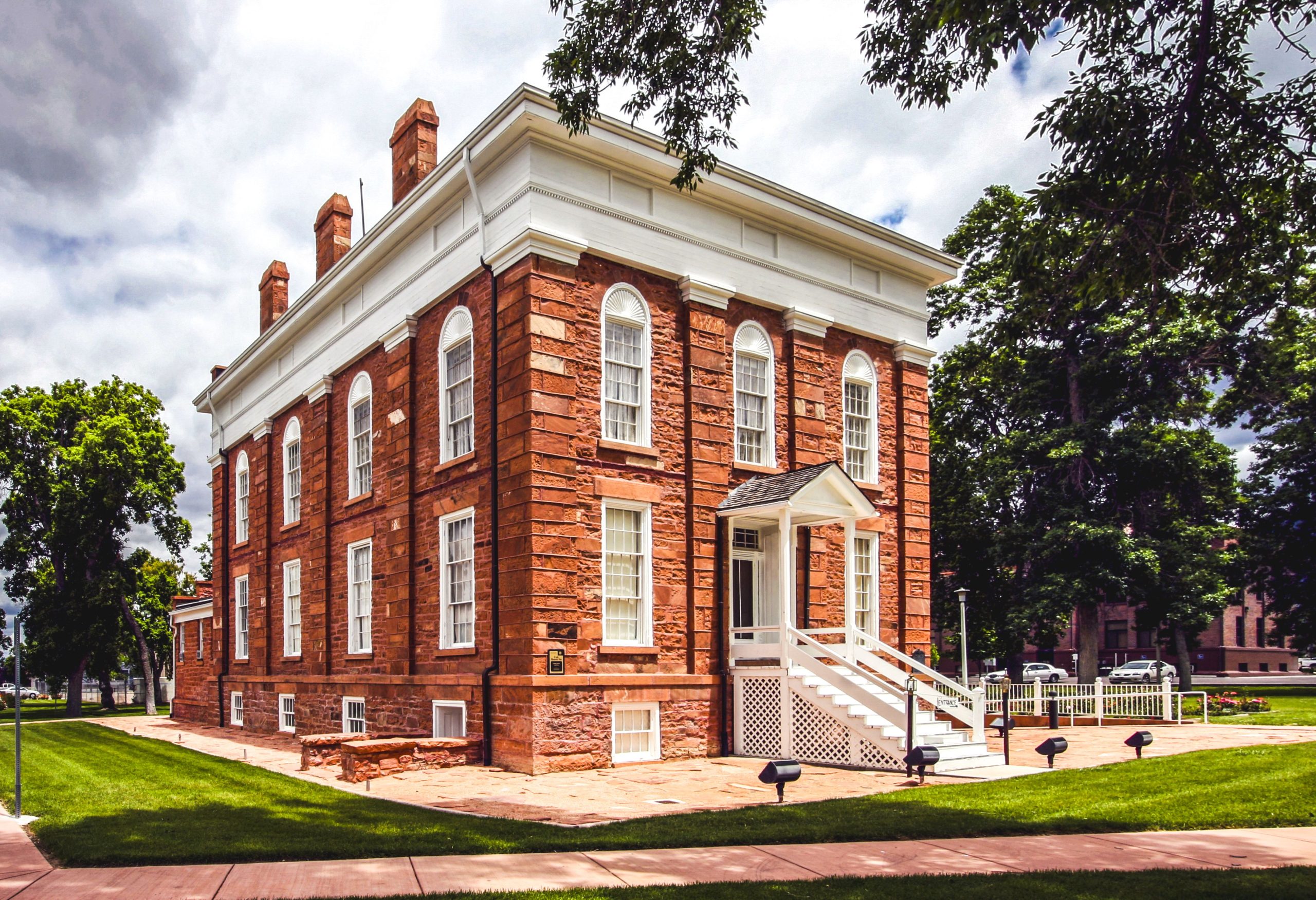 ユタ州で最も過小評価されている砂漠の町では、キャンプ、温泉、峡谷を提供しています