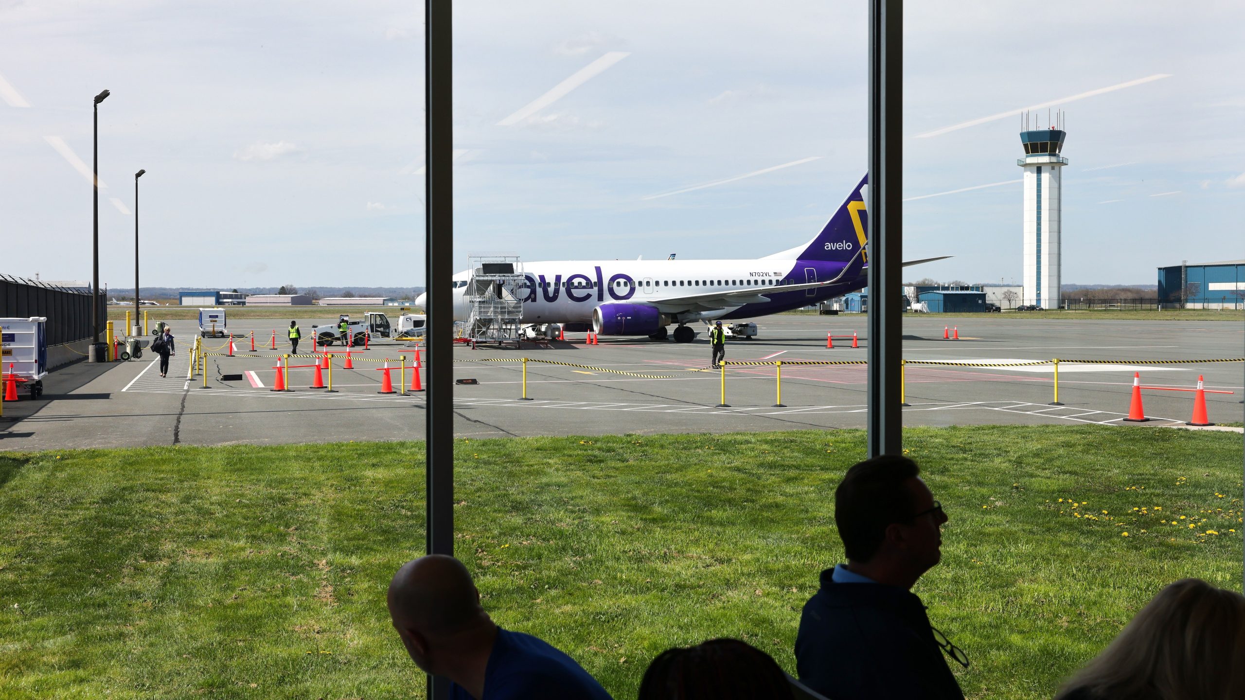 「それは私の心を傷つけます」：抗議者はアベロ航空の国外追放作戦に対して集まっています