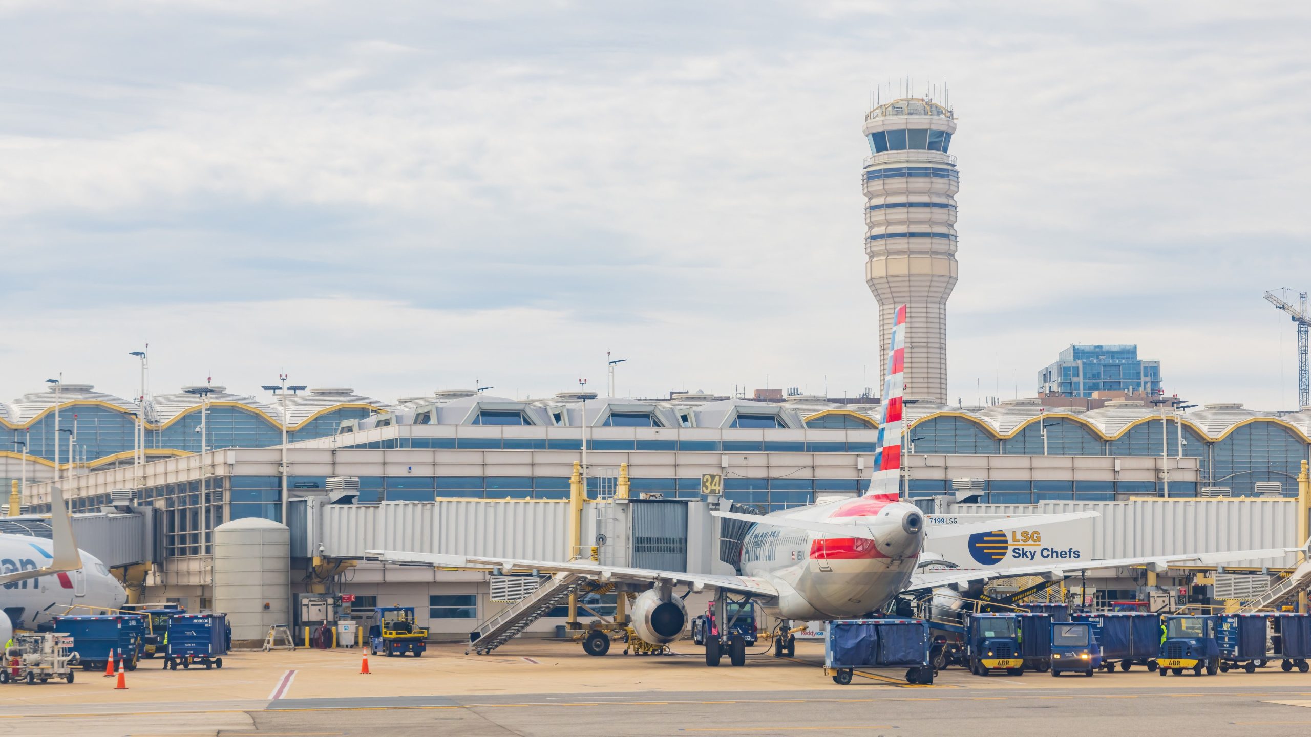 不足：レーガン国立空港の航空管制官は週6日働いています